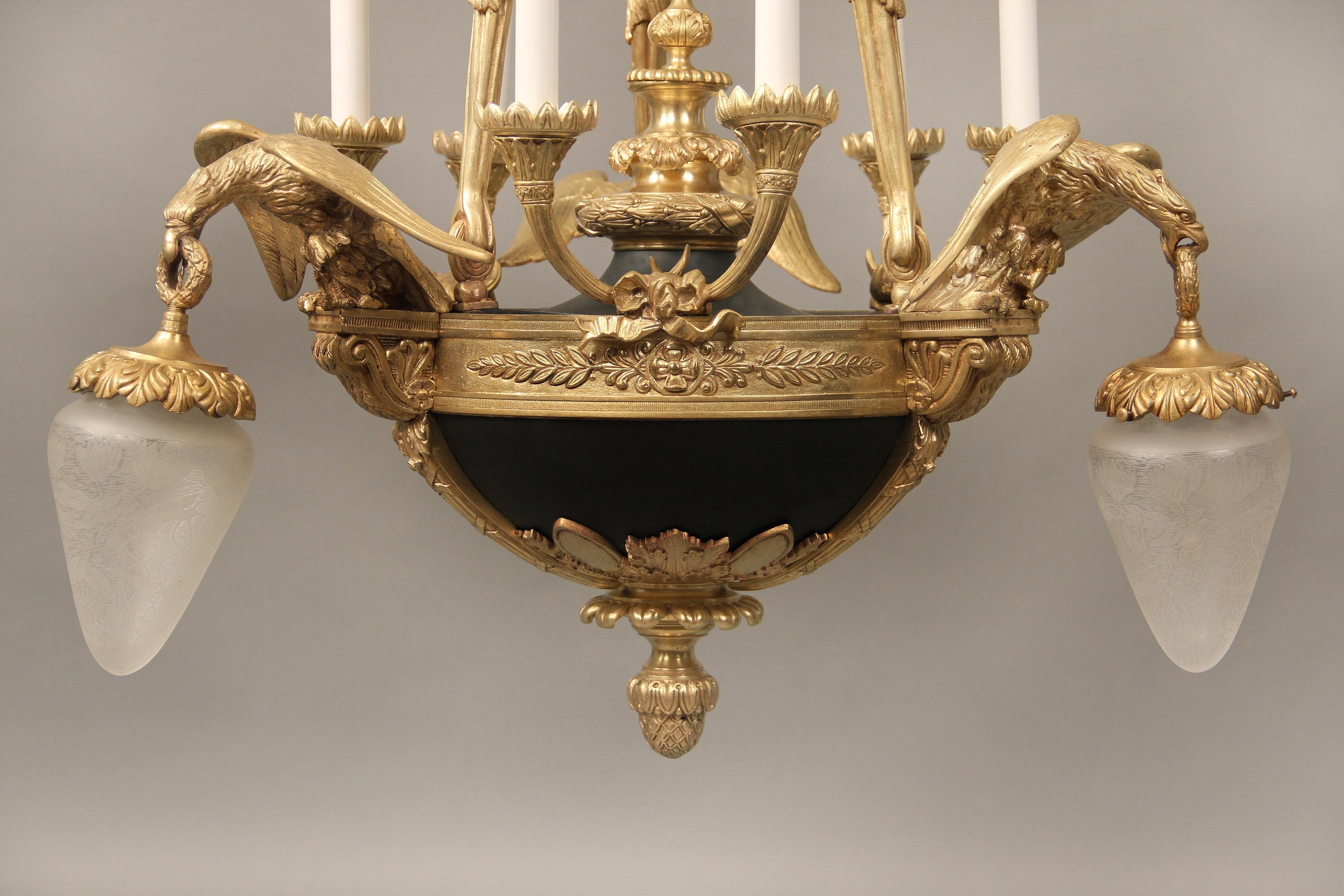 Français Lustre de style Empire à neuf lumières en bronze doré et patiné du début du XXe siècle en vente