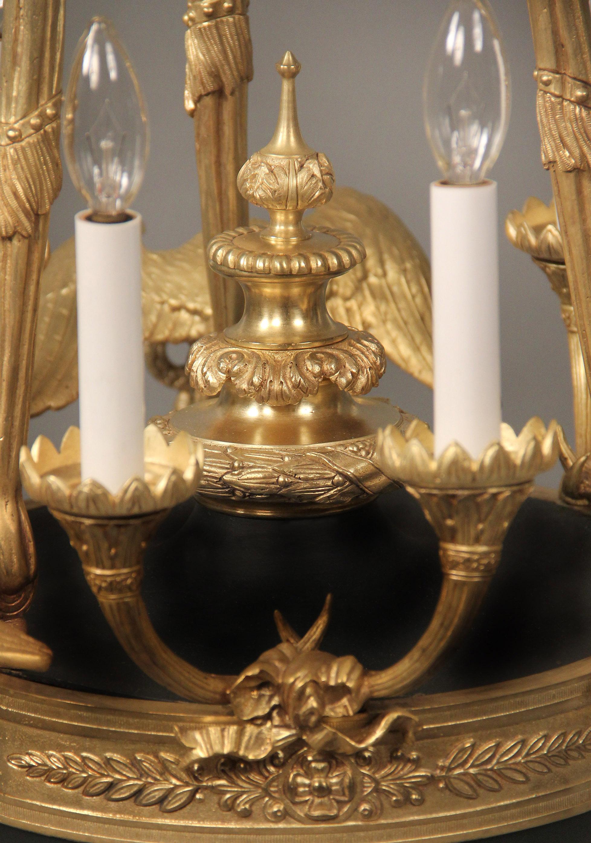 Doré Lustre de style Empire à neuf lumières en bronze doré et patiné du début du XXe siècle en vente