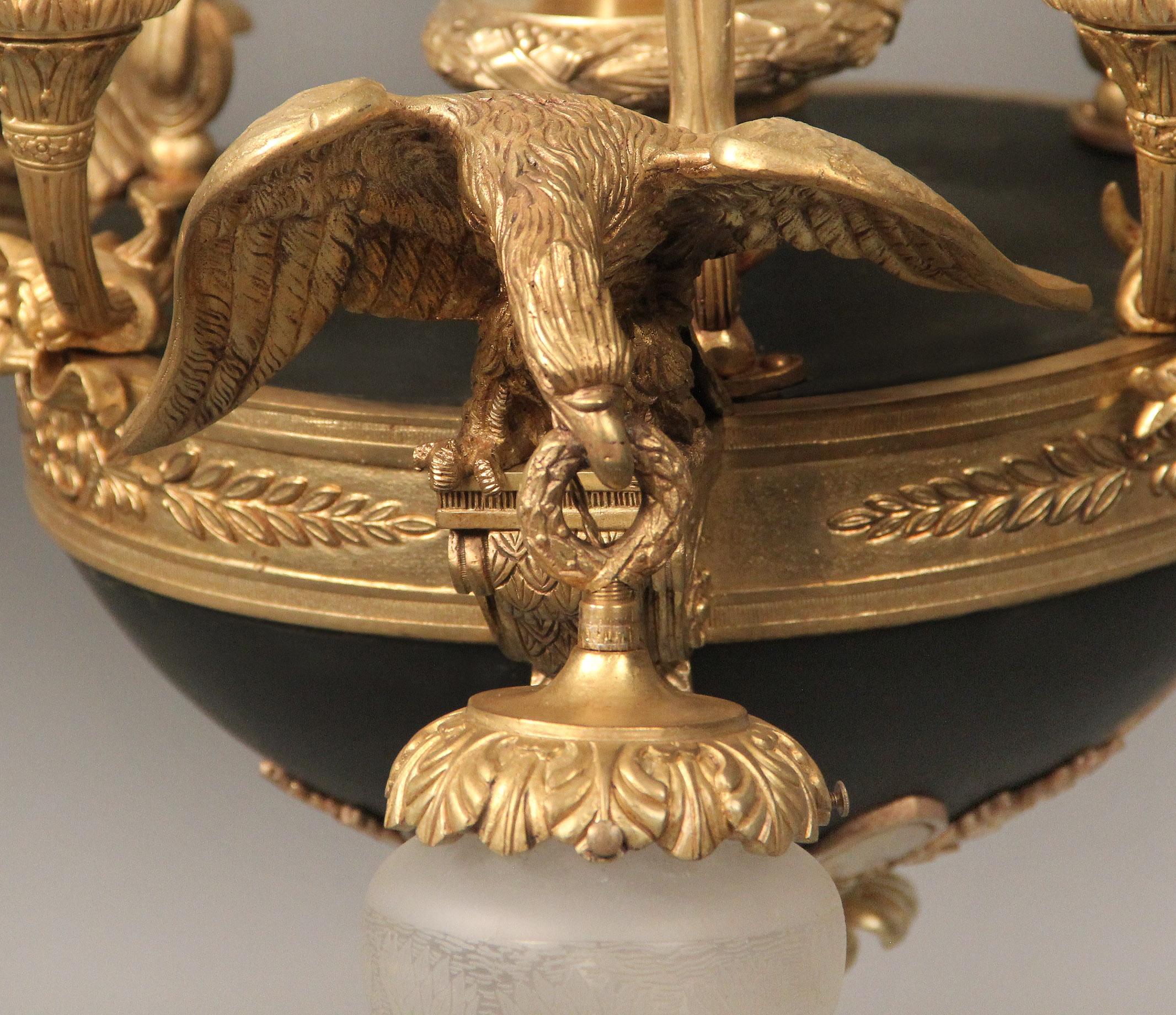 20ième siècle Lustre de style Empire à neuf lumières en bronze doré et patiné du début du XXe siècle en vente