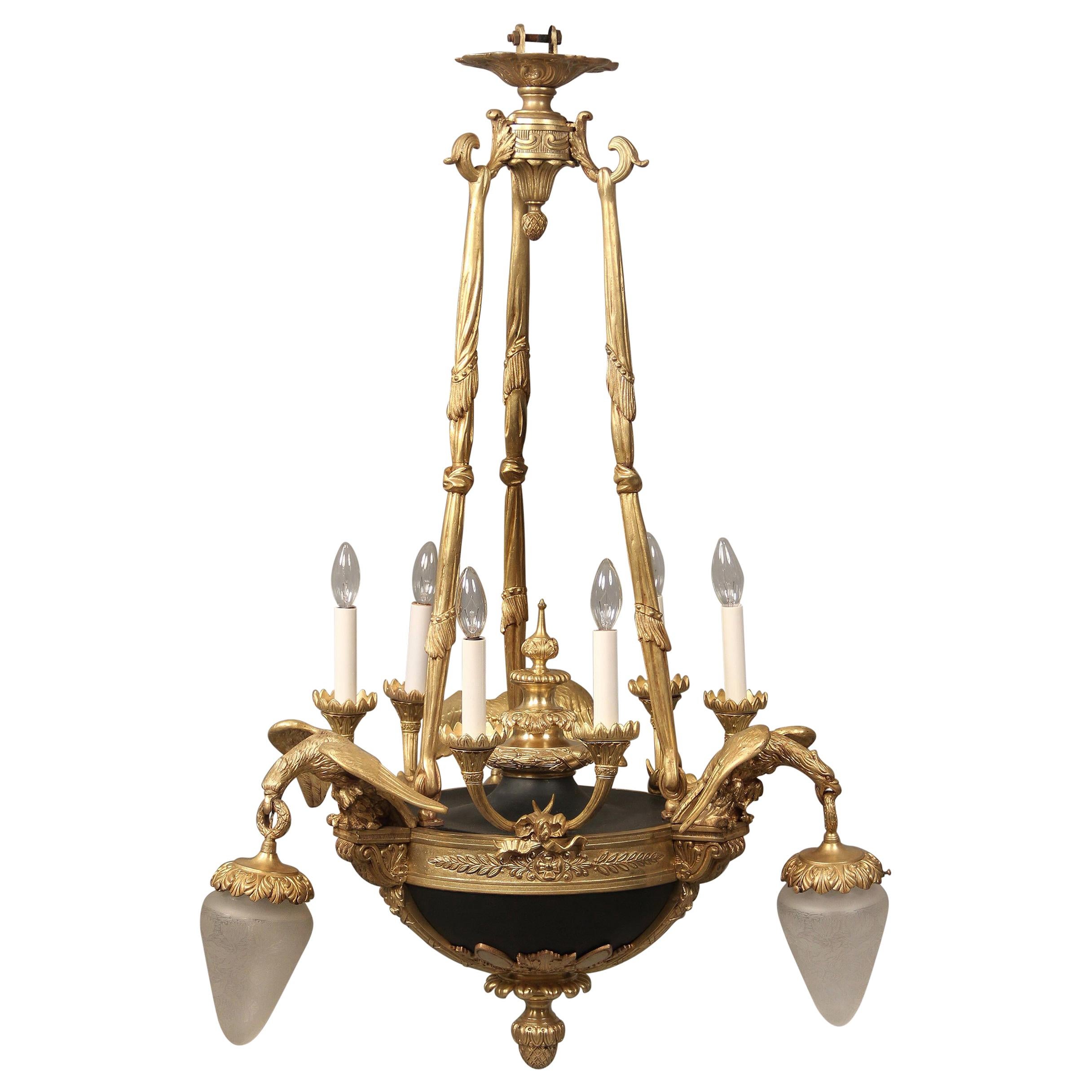 Araña de estilo imperio de nueve luces de bronce patinado y dorado de principios del siglo XX en venta