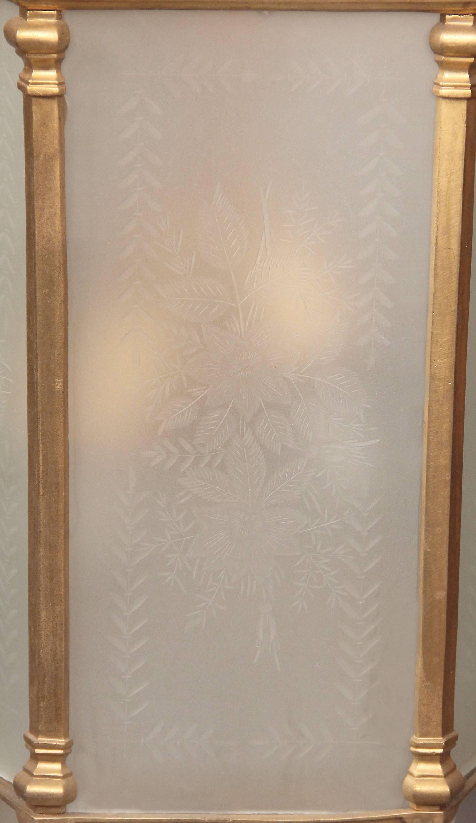 Farol de bronce dorado y cristal grabado de principios del siglo XX Francés en venta
