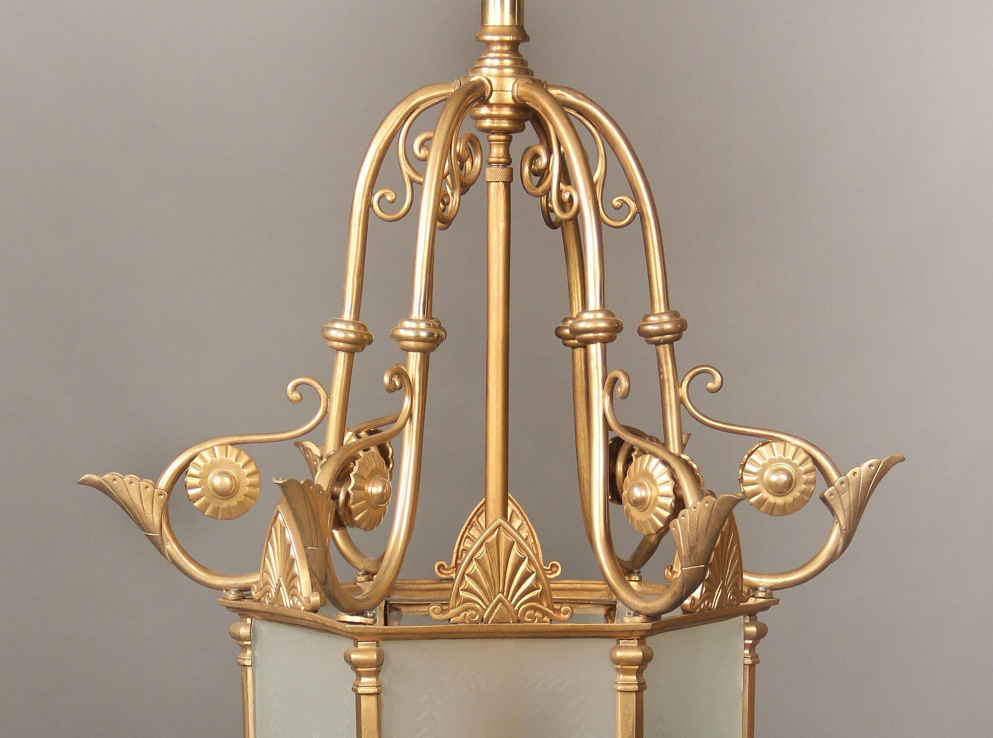 Farol de bronce dorado y cristal grabado de principios del siglo XX Belle Époque en venta