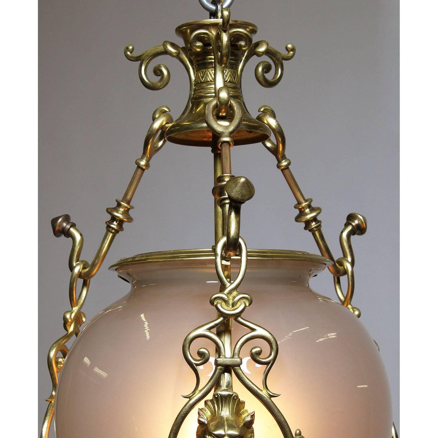 Néo-classique Lanterne suspendue du début du XXe siècle en bronze doré et verre opalin avec têtes de lion en vente