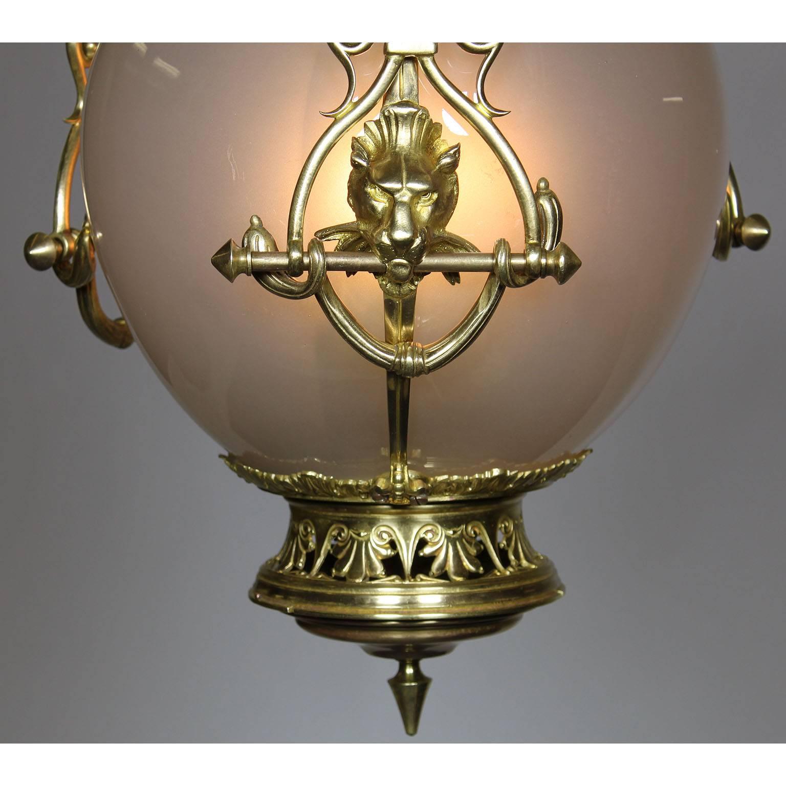 Européen Lanterne suspendue du début du XXe siècle en bronze doré et verre opalin avec têtes de lion en vente