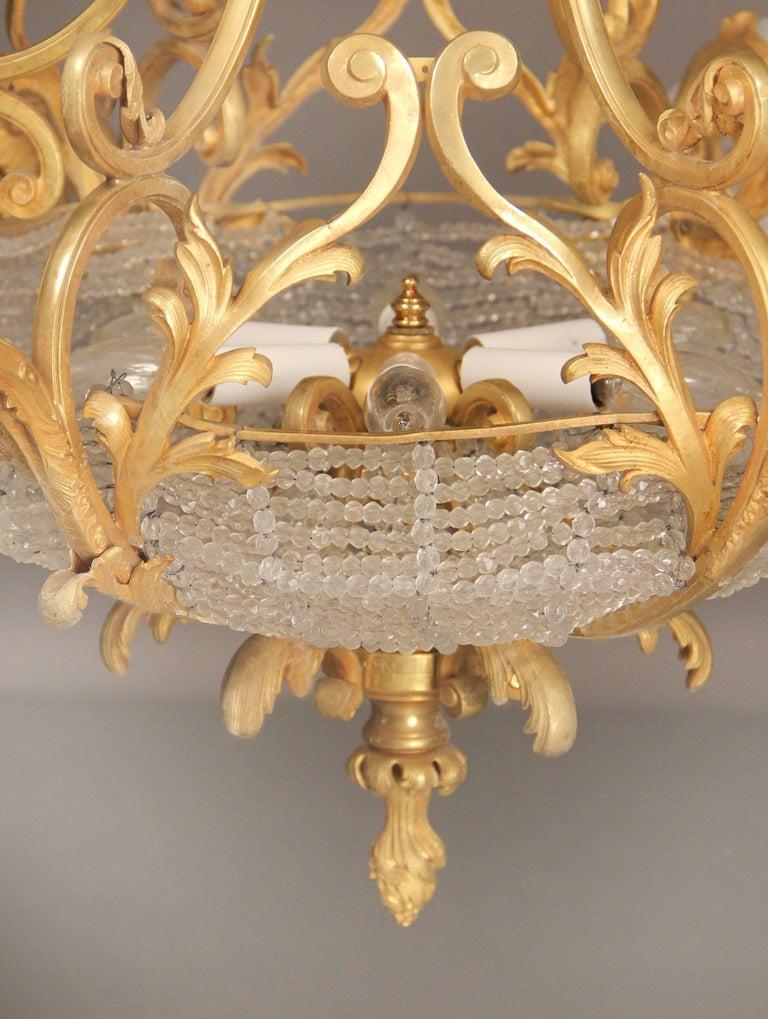 Belle Époque Lampadario a 13 luci con cesto di perline in bronzo dorato dei primi del Novecento in vendita