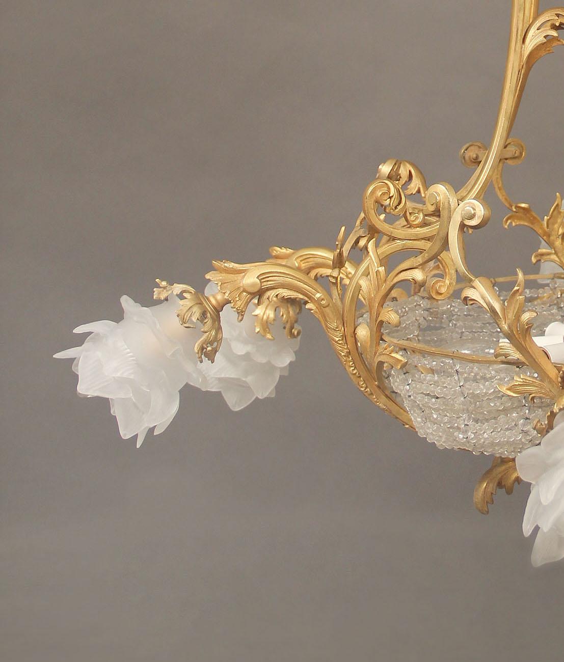 Dorato Lampadario a 13 luci con cesto di perline in bronzo dorato dei primi del Novecento in vendita