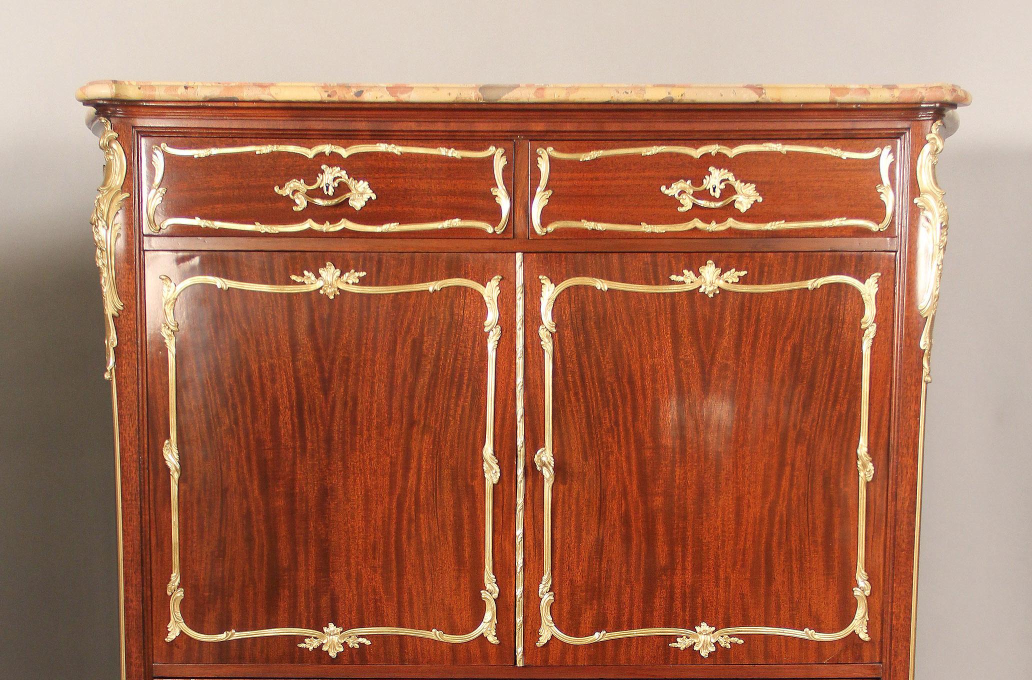 Cómoda de principios del siglo XX, montada en bronce dorado, de François Linke Belle Époque en venta
