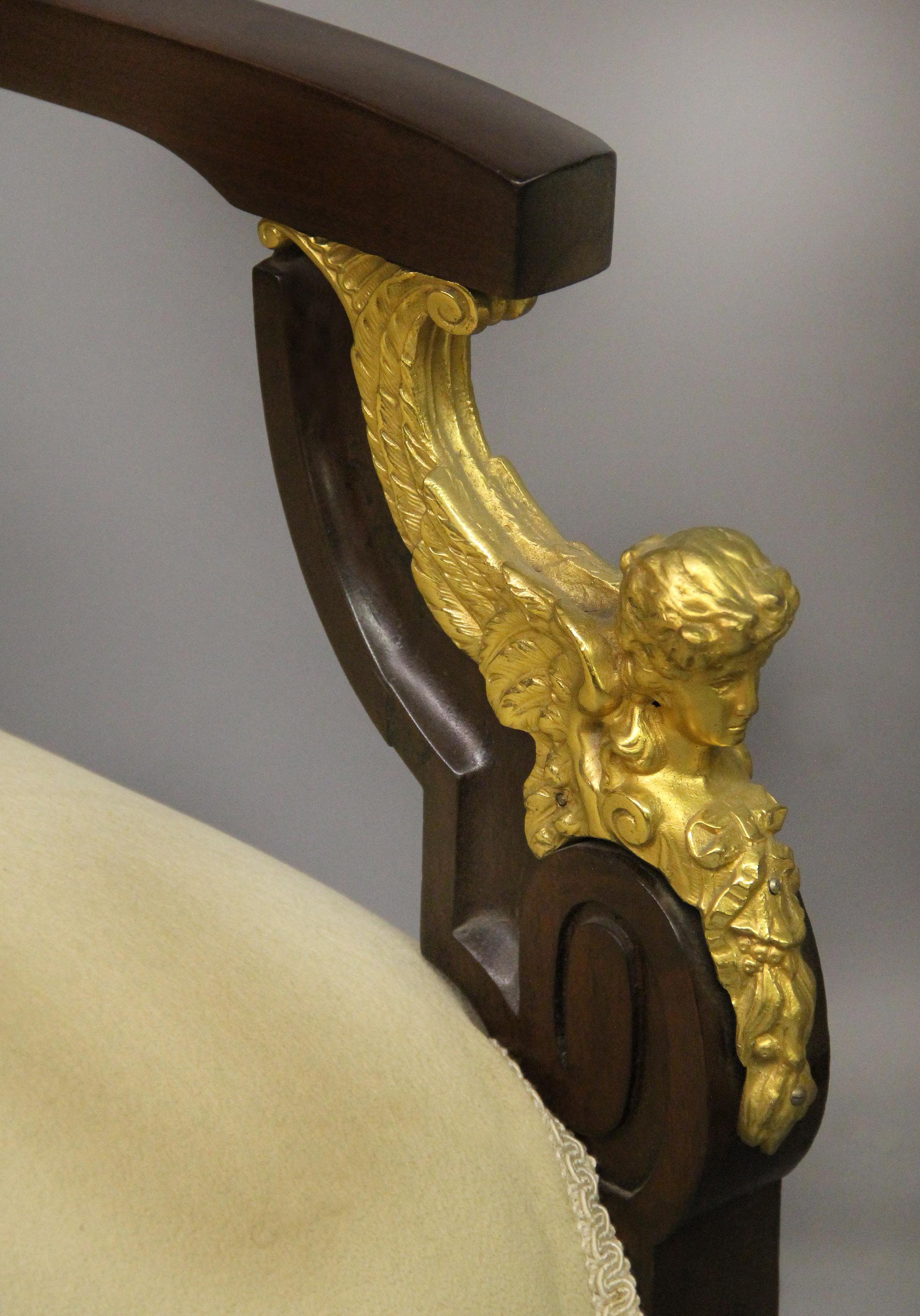 Doré Ensemble de salon de style Empire de trois pièces monté sur bronze doré du début du XXe siècle en vente