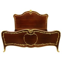 Cama matrimonial de caoba dorada con montura de bronce de principios del siglo XX, de François Linke