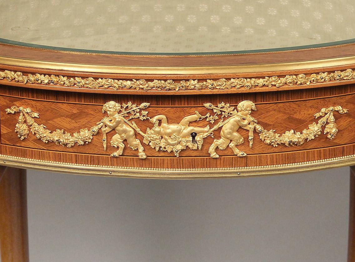 Français Table vitrine en parqueterie montée sur bronze doré du début du 20e siècle par François Linke en vente
