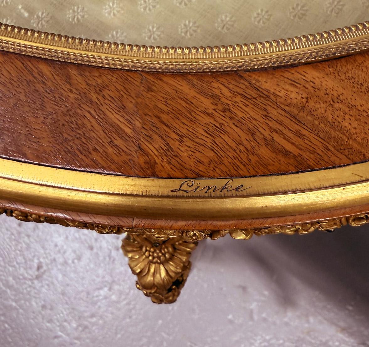 20ième siècle Table vitrine en parqueterie montée sur bronze doré du début du 20e siècle par François Linke en vente