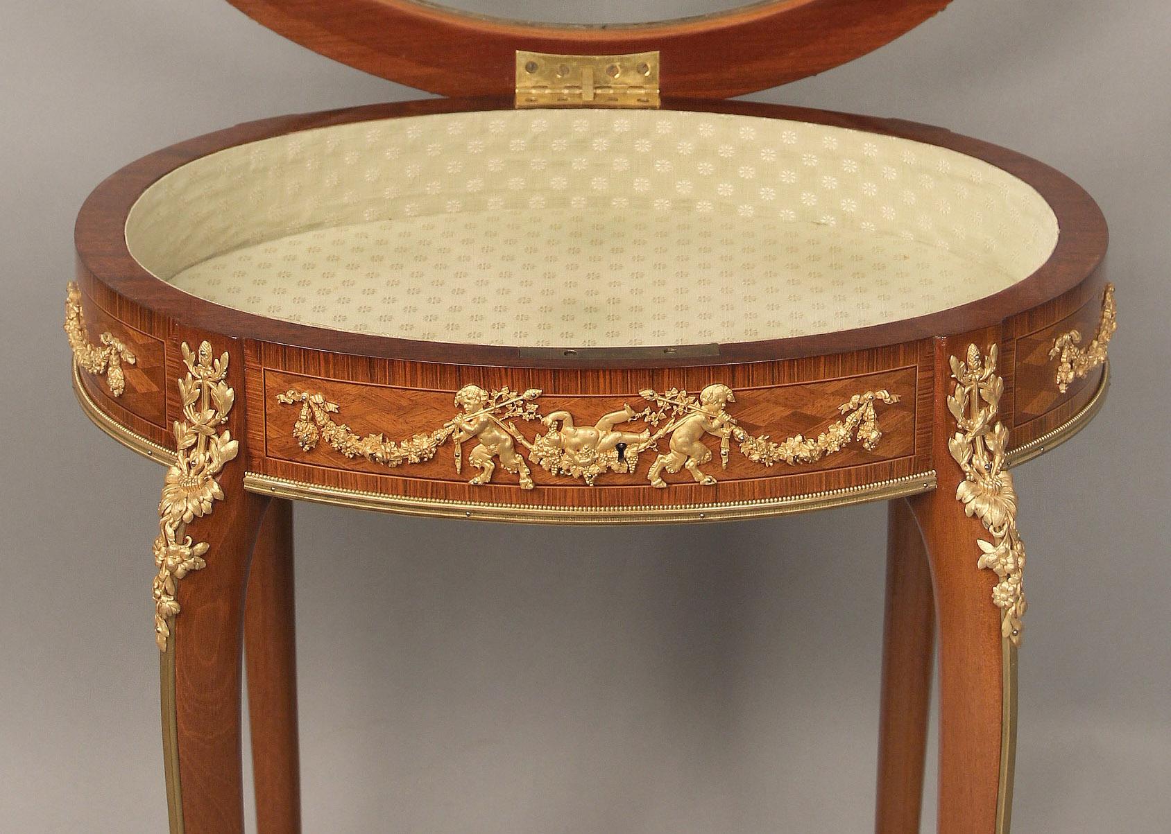 20ième siècle Table vitrine en parqueterie montée sur bronze doré du début du 20e siècle par François Linke en vente