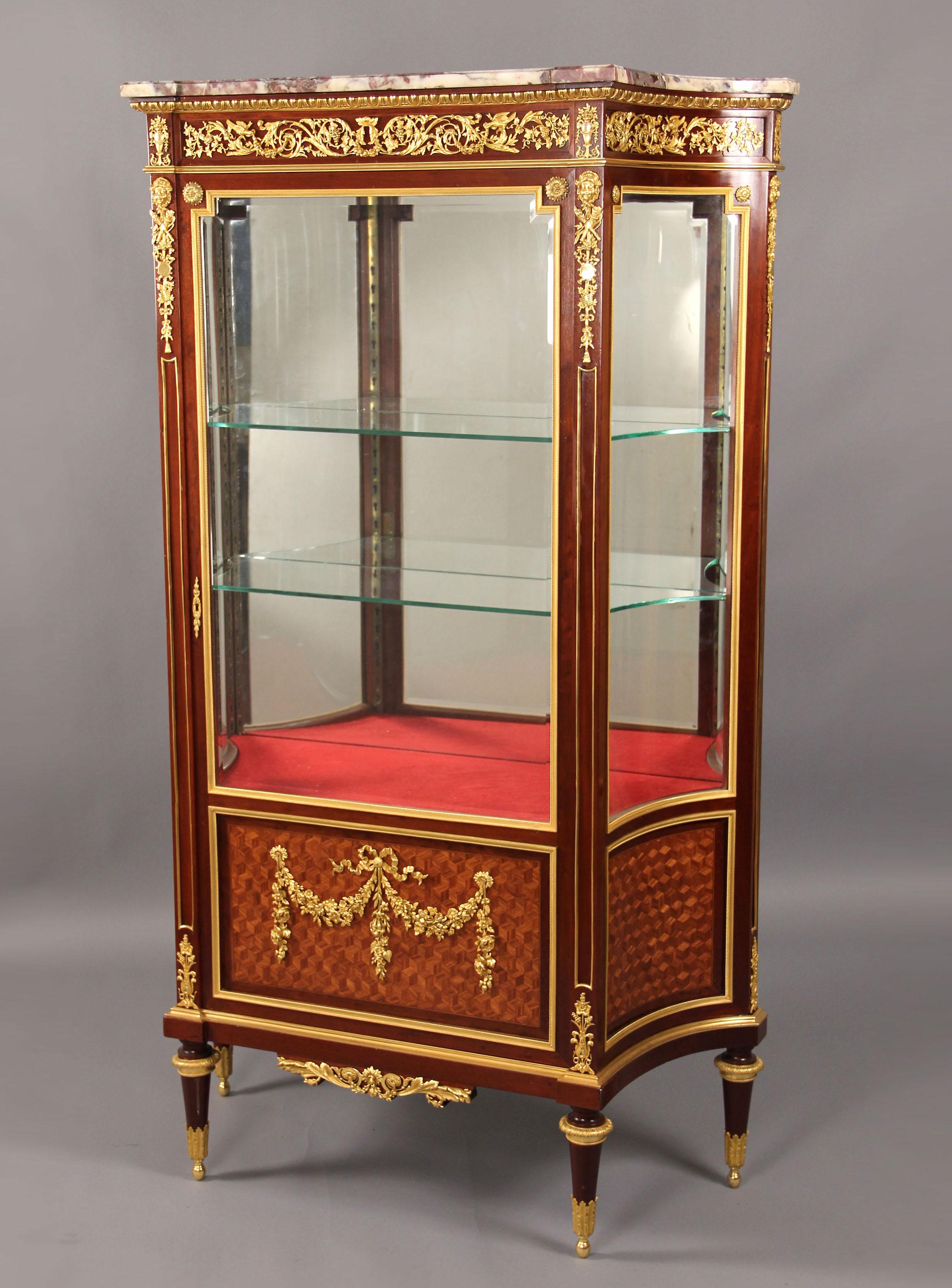 Excepcional vitrina de parquet montada en bronce dorado de principios del siglo XX, estilo Luis XVI, de François Linke

François Linke - Índice nº 458

La encimera de mármol de flor de caballo sobre un friso de acanto y flores, sobre una puerta