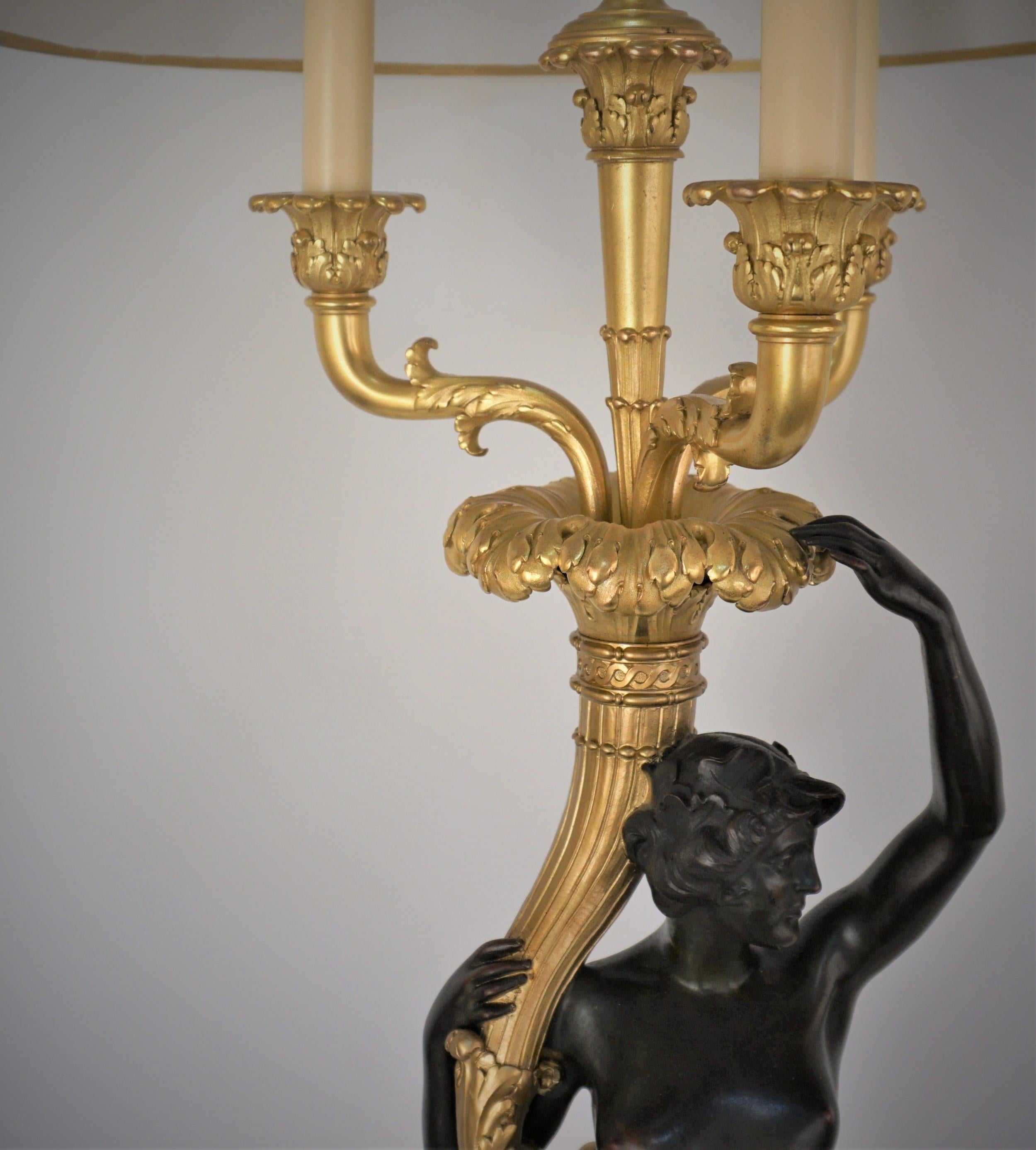 Anfang 20. Jahrhundert Vergoldete Bronze Tischlampe (Frühes 20. Jahrhundert) im Angebot