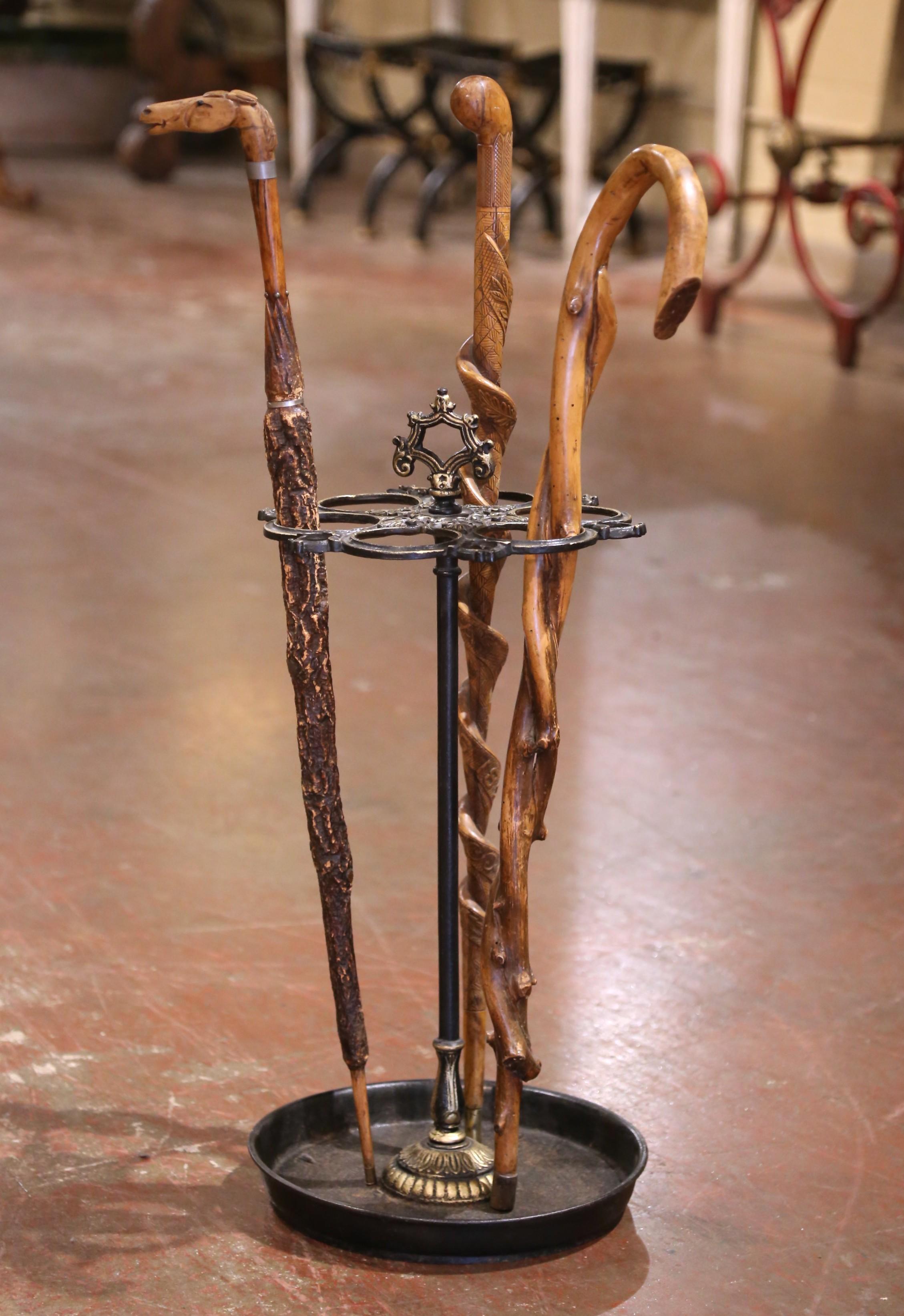 Soporte para doce bastones francés de hierro dorado de principios del siglo XX con asa y 3 bastones en Excelente estado para la venta en Dallas, TX
