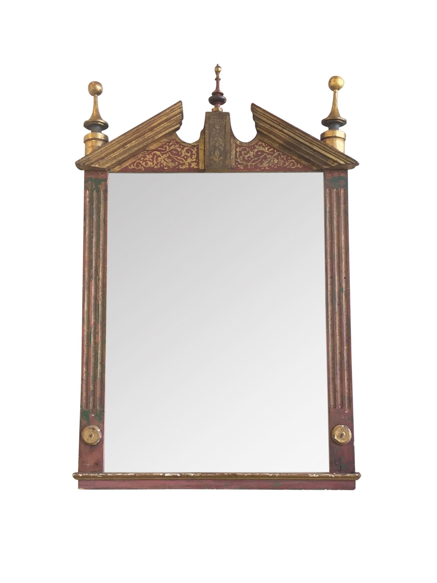 Vergoldeter bemalter Spiegel des frühen 20. Jahrhunderts im neoklassizistischen Stil (Neoklassisch) im Angebot