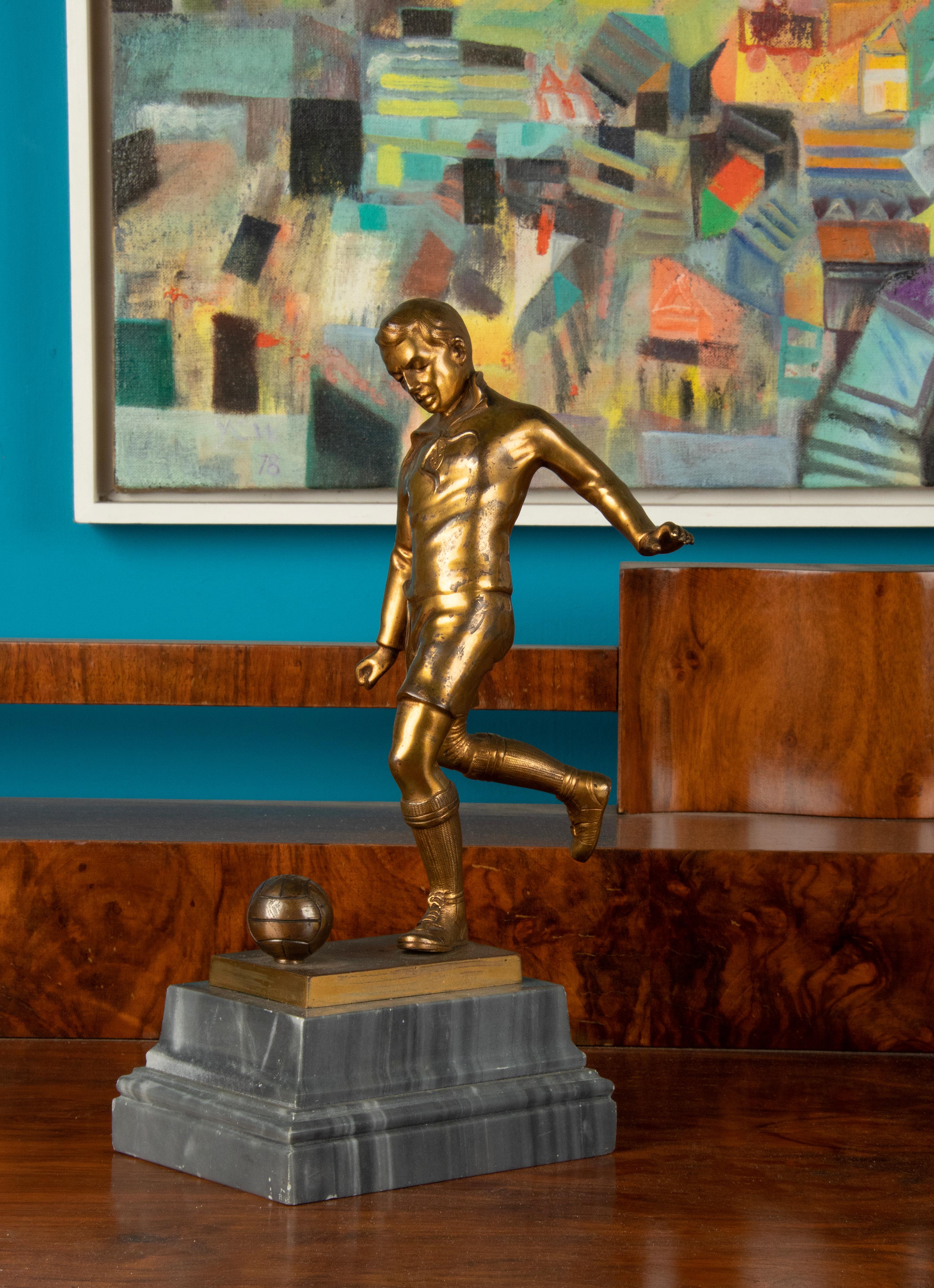 Principios del siglo XX, escultura de esparto dorado Jugador de fútbol Art Decó