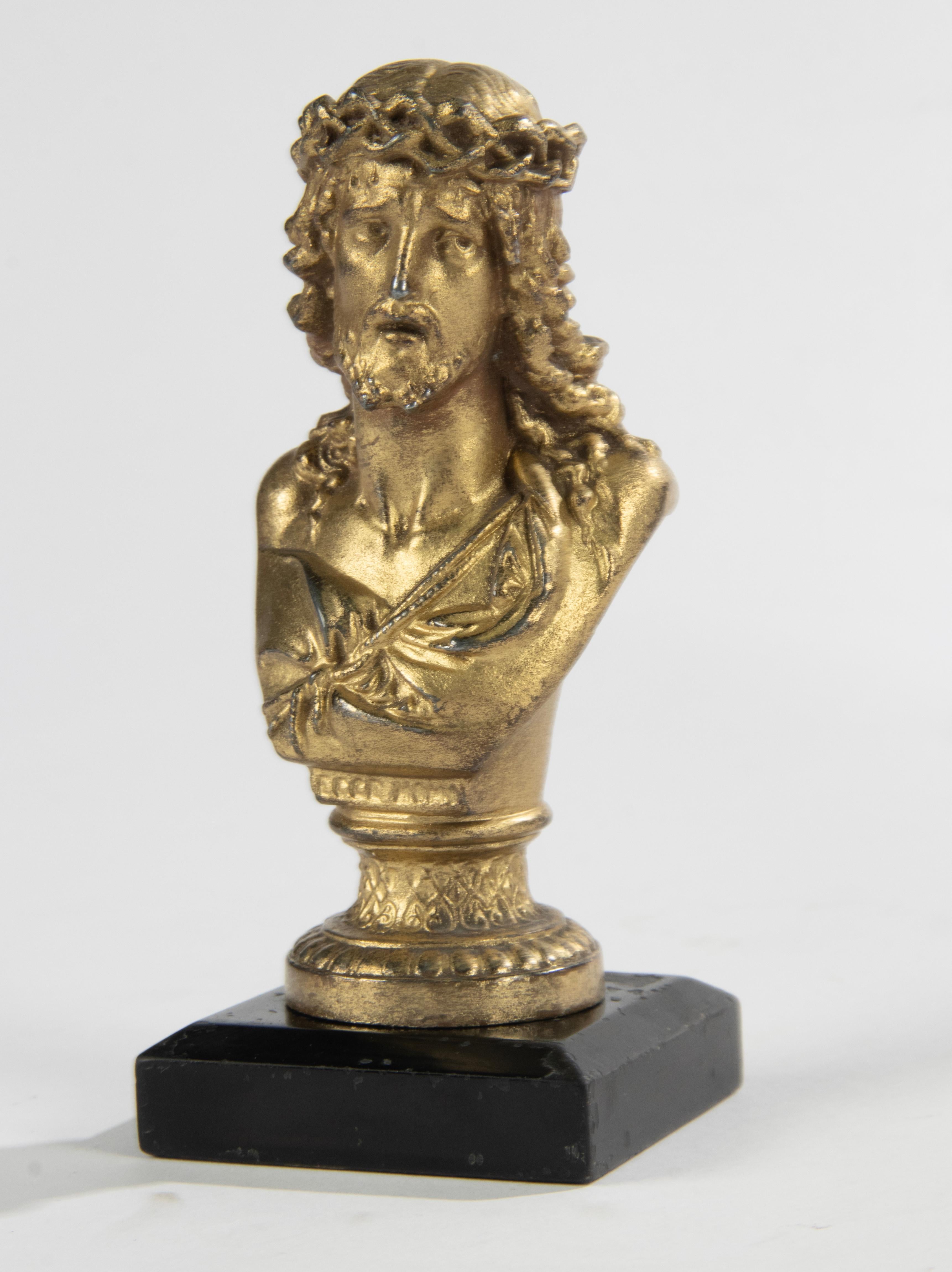 A small antique bust of Jesus Christ. Made of gilded spelter (zinc alloy). On a black marble plinth. No signature. Minor wear to the gilt patina.
Dimensions: 14 (h) x 6 x 6 cm
Free shipping.