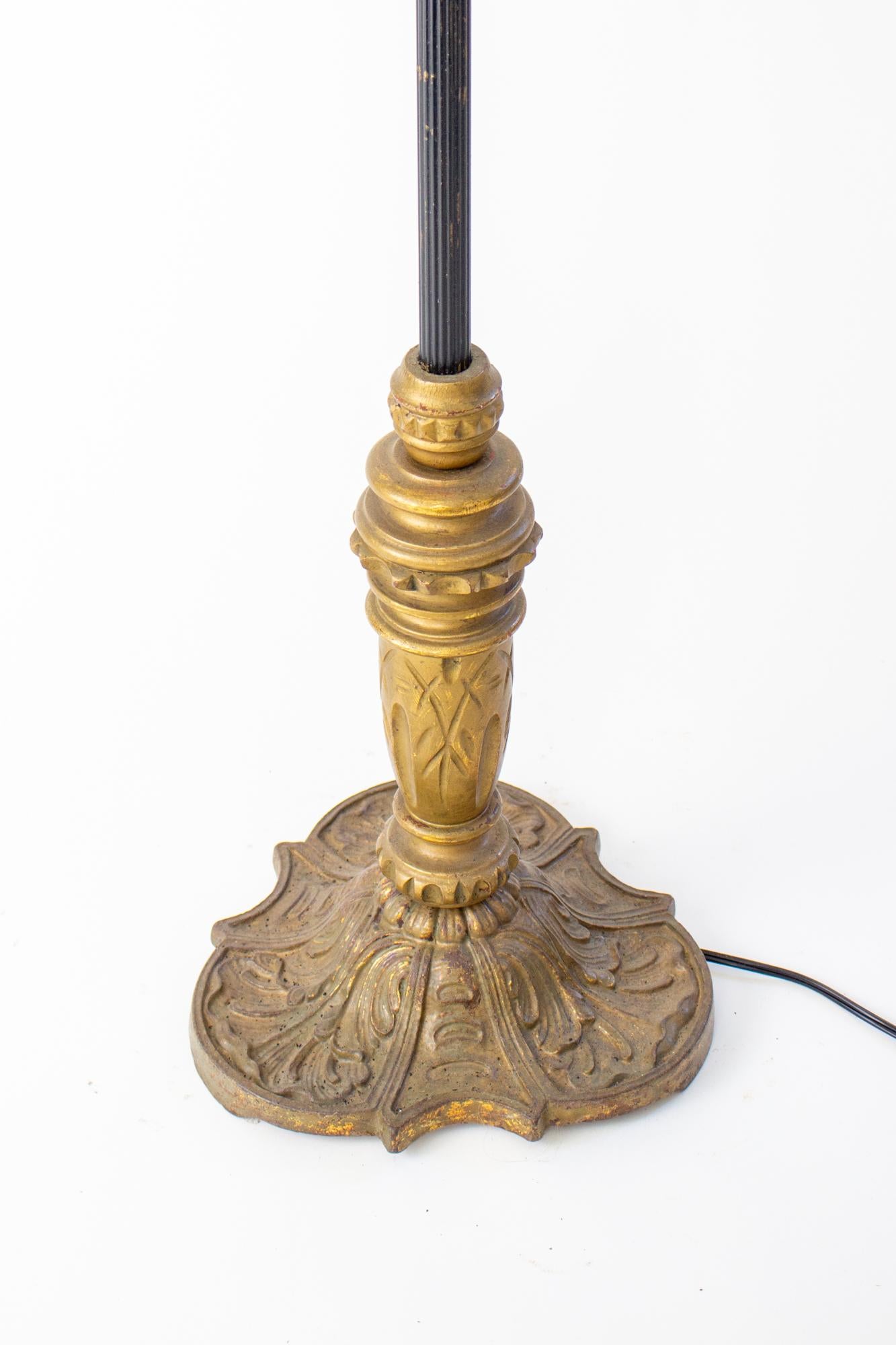 Stehlampe aus vergoldetem Holz und Metall des frühen 20. Jahrhunderts mit zwei Lichtern und Cluster (amerikanisch) im Angebot