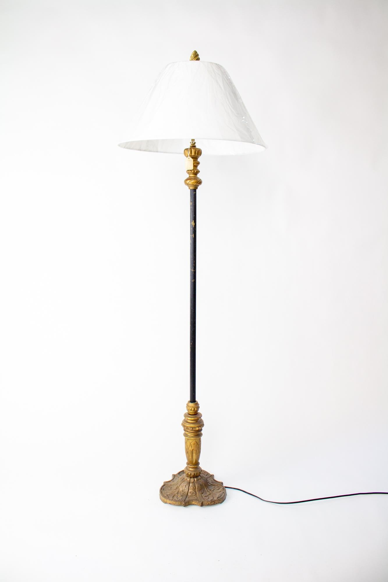 Stehlampe aus vergoldetem Holz und Metall des frühen 20. Jahrhunderts mit zwei Lichtern und Cluster im Zustand „Gut“ im Angebot in Canton, MA