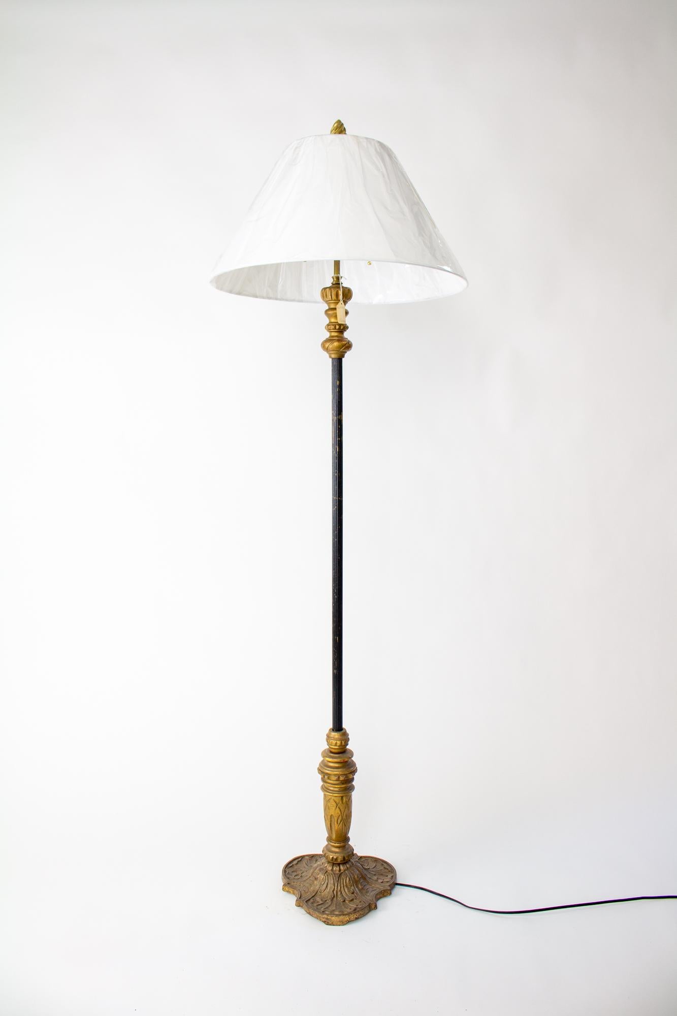 Stehlampe aus vergoldetem Holz und Metall des frühen 20. Jahrhunderts mit zwei Lichtern und Cluster (Messing) im Angebot