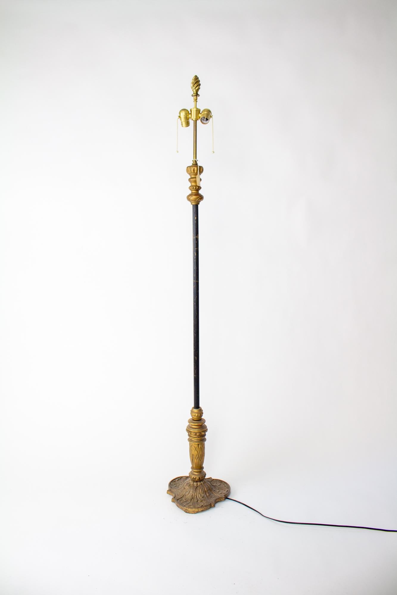 Stehlampe aus vergoldetem Holz und Metall des frühen 20. Jahrhunderts mit zwei Lichtern und Cluster im Angebot 1