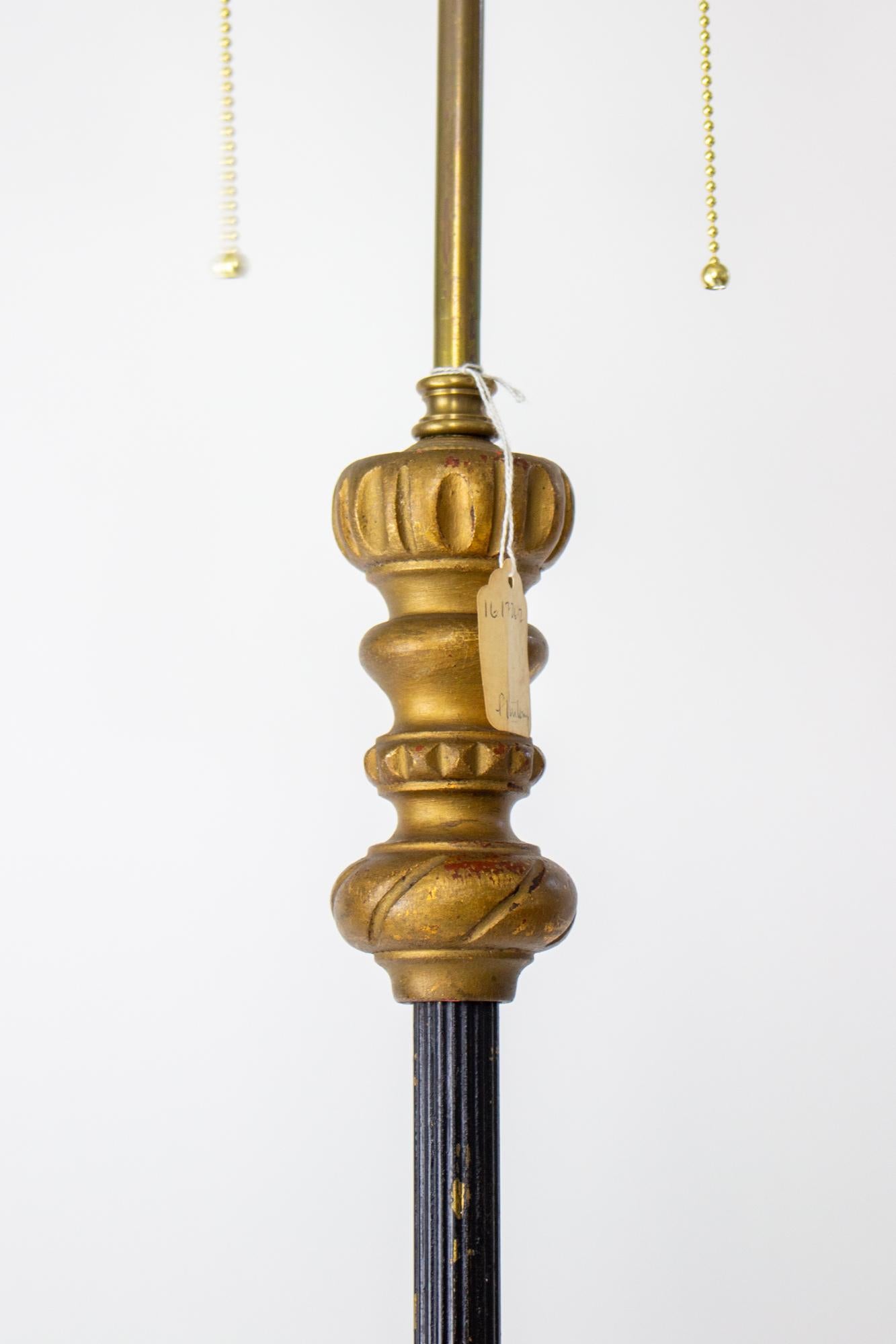 Stehlampe aus vergoldetem Holz und Metall des frühen 20. Jahrhunderts mit zwei Lichtern und Cluster im Angebot 2