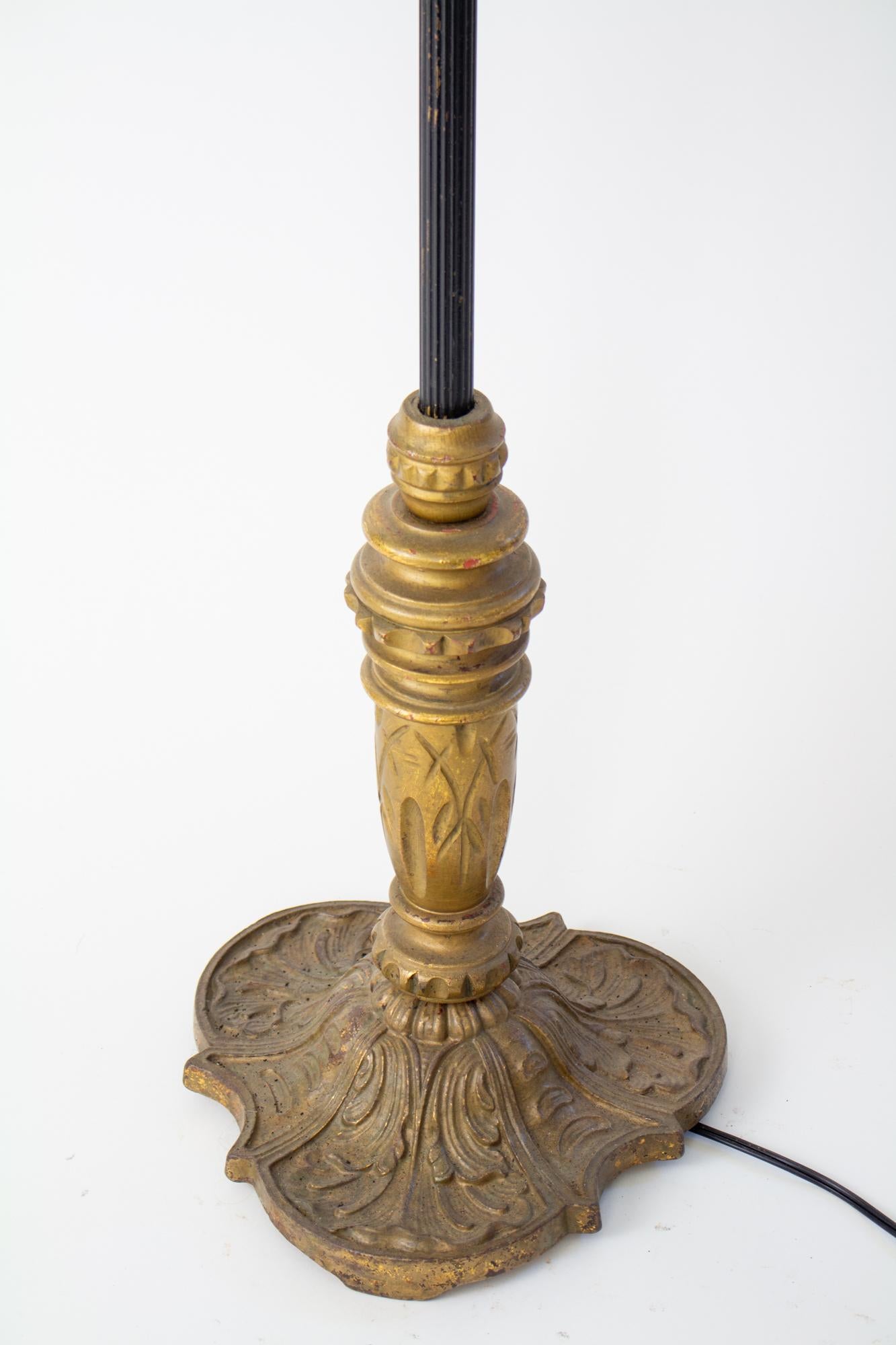 Stehlampe aus vergoldetem Holz und Metall des frühen 20. Jahrhunderts mit zwei Lichtern und Cluster im Angebot 3