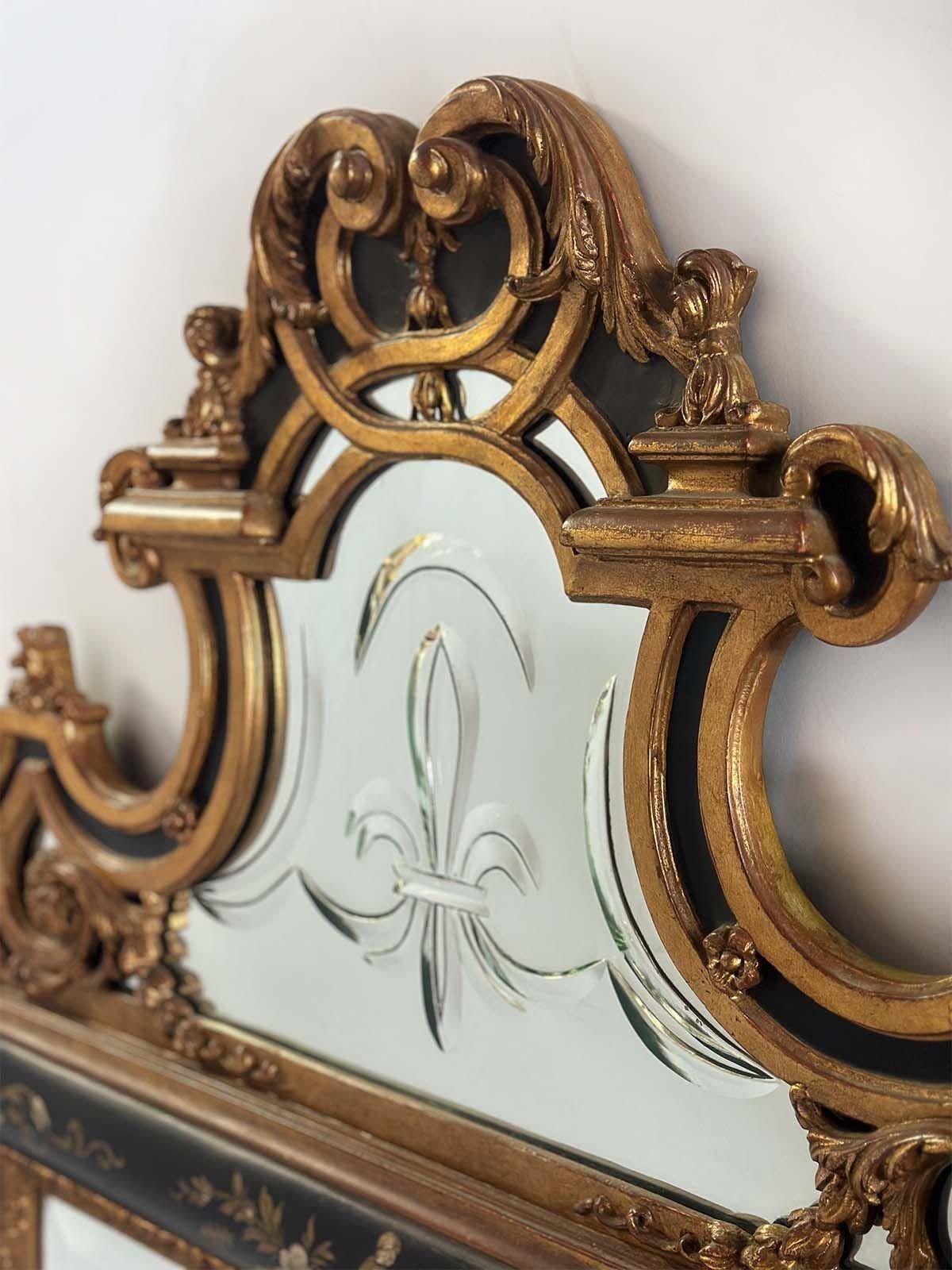 Gran espejo de estilo Regencia de madera dorada y Chinoiserie ebonizada fabricado a principios del siglo XX, con representaciones chinas tradicionales alrededor de toda la pieza, así como un espejo biselado y una placa biselada