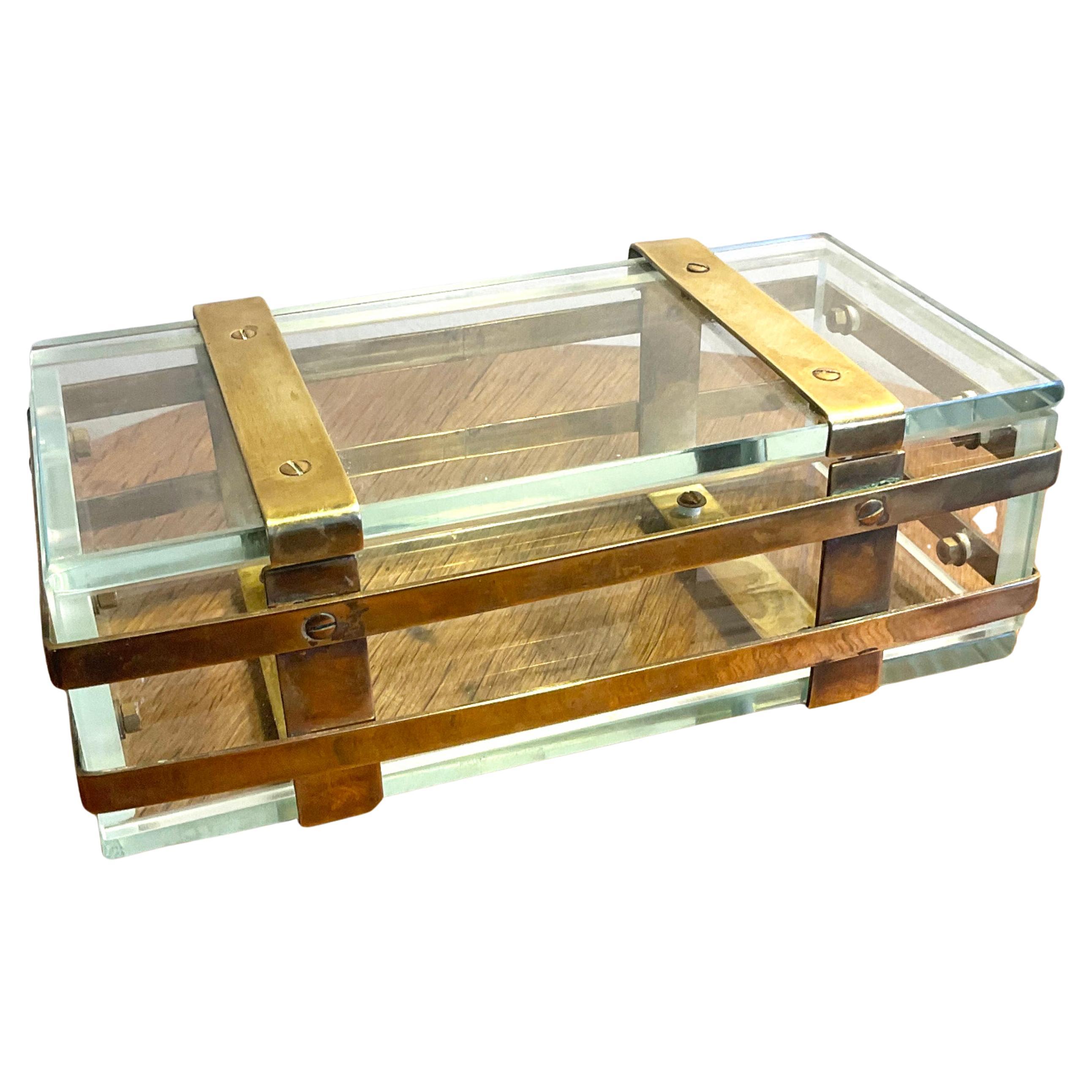 Scatola di vetro dei primi del Novecento decorata con cinghie di ottone che formano una gabbia in vendita