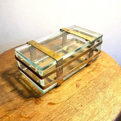 Caja de cristal de principios del siglo XX decorada con correas de latón formando una jaula