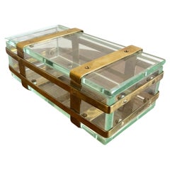 Caja de cristal de principios del siglo XX decorada con correas de latón formando una jaula