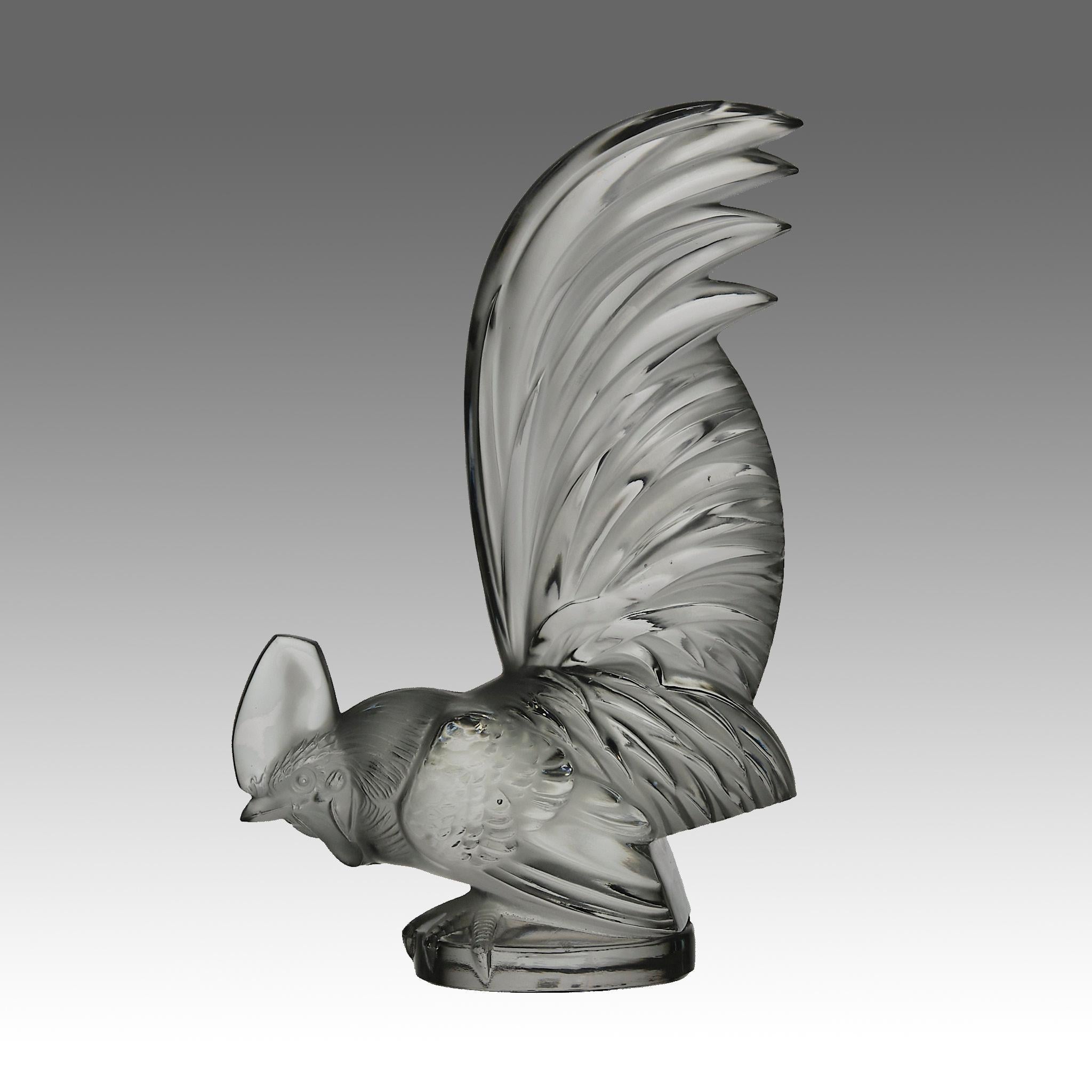 Un'eccellente mascotte per auto in vetro trasparente e smerigliato, modellata come un galletto che si nutre, con dettagli rifiniti a mano. Firmato R Lalique France
 
Coq Nain
Numero di catalogo: 1135
Identificazione della firma: 