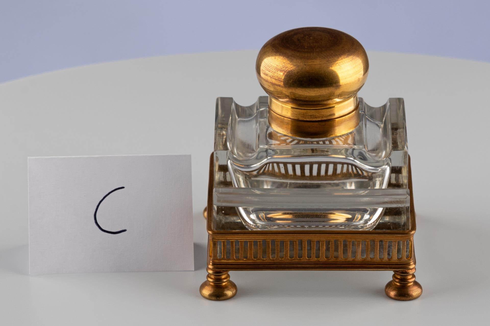 Tintero de cristal de principios del siglo XX con monturas doradas en venta 8