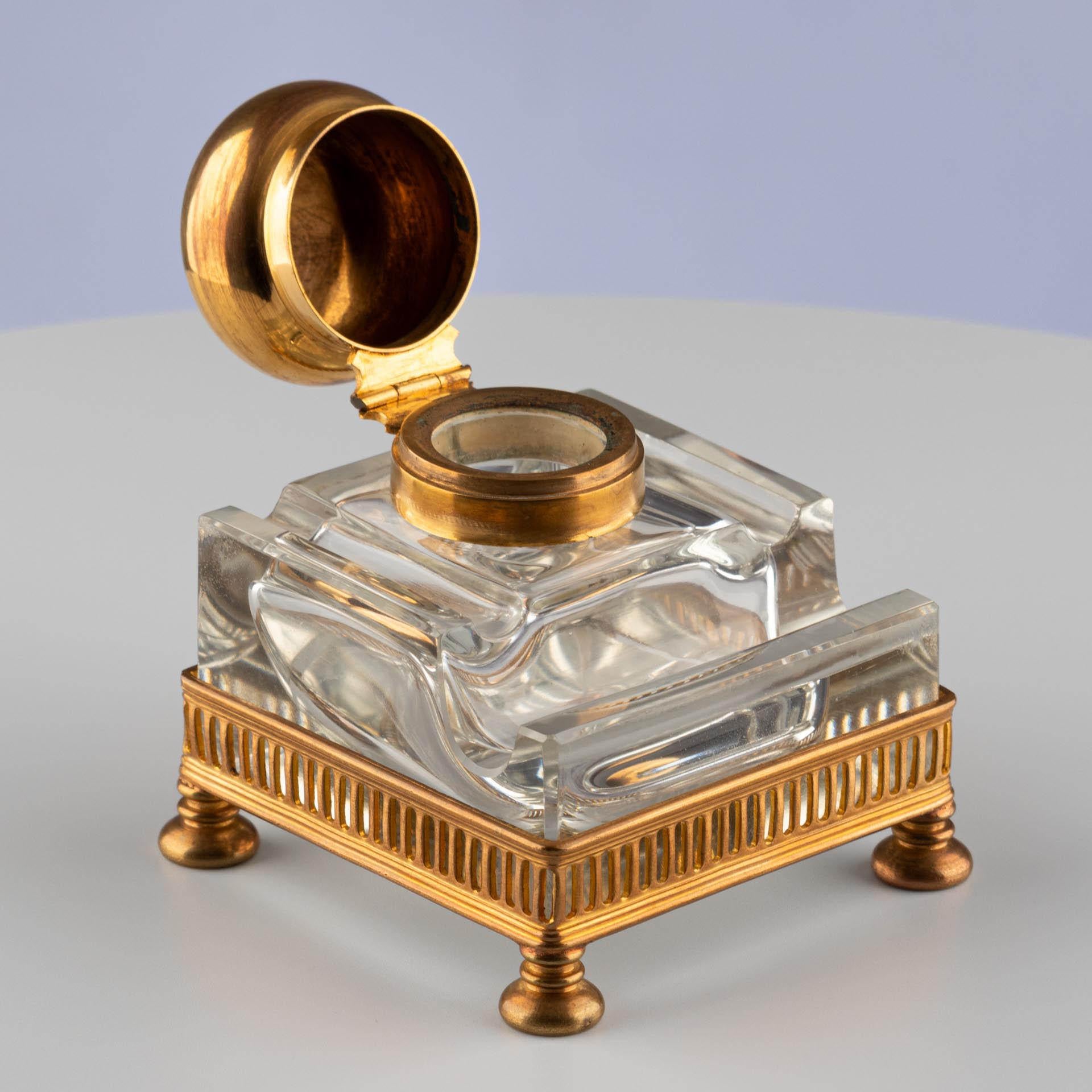Tintero de cristal de principios del siglo XX con monturas doradas Bronce en venta