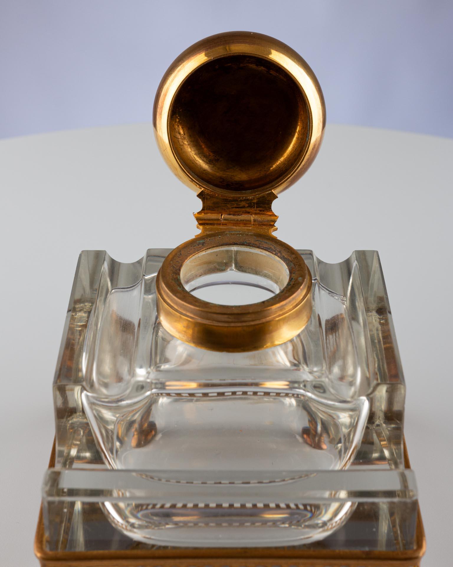 Tintero de cristal de principios del siglo XX con monturas doradas en venta 3