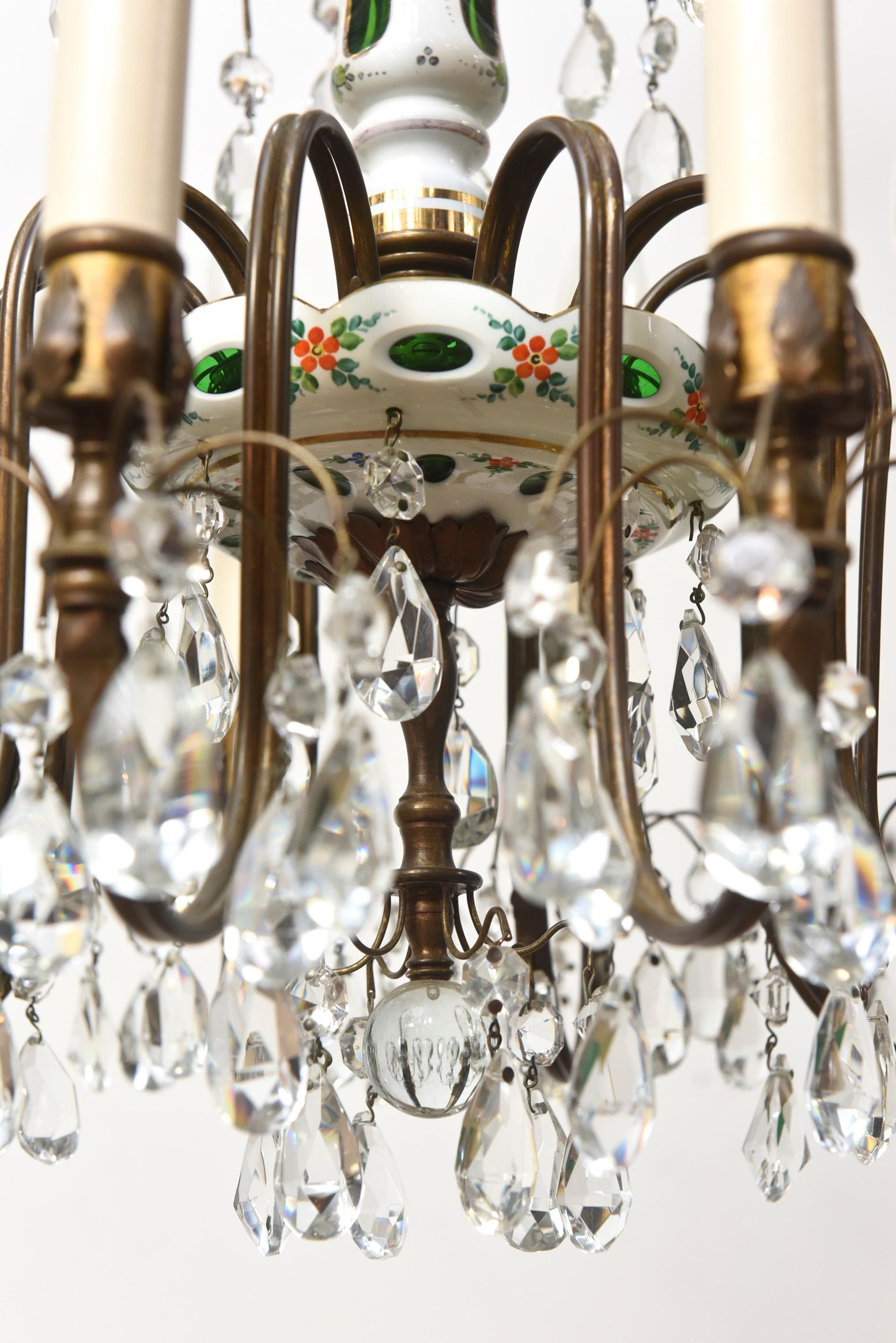 Glas-Overlay-Kronleuchter des frühen 20. Jahrhunderts mit Messing und Kristallen im Angebot 5