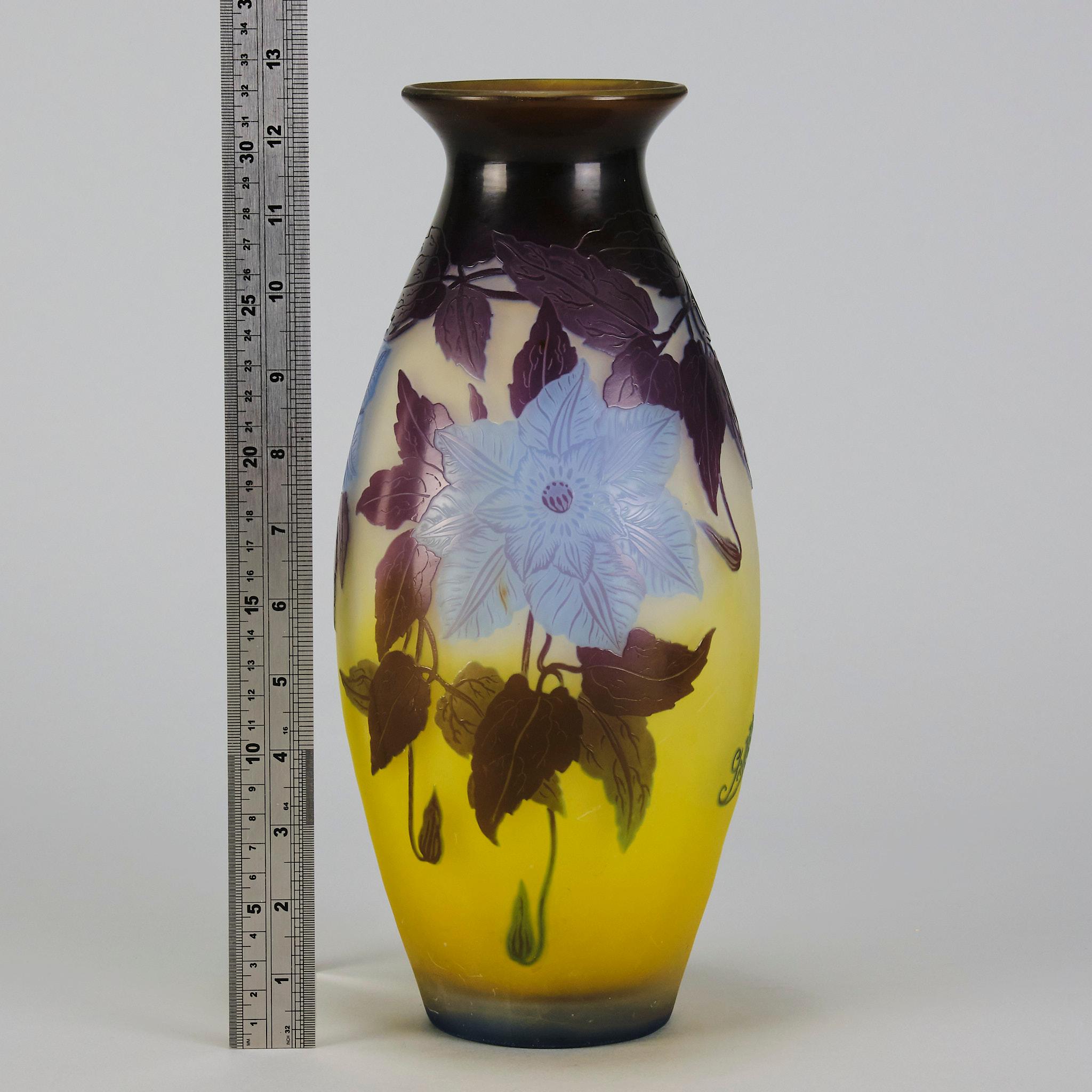 Vase en verre du début du 20e siècle intitulé 