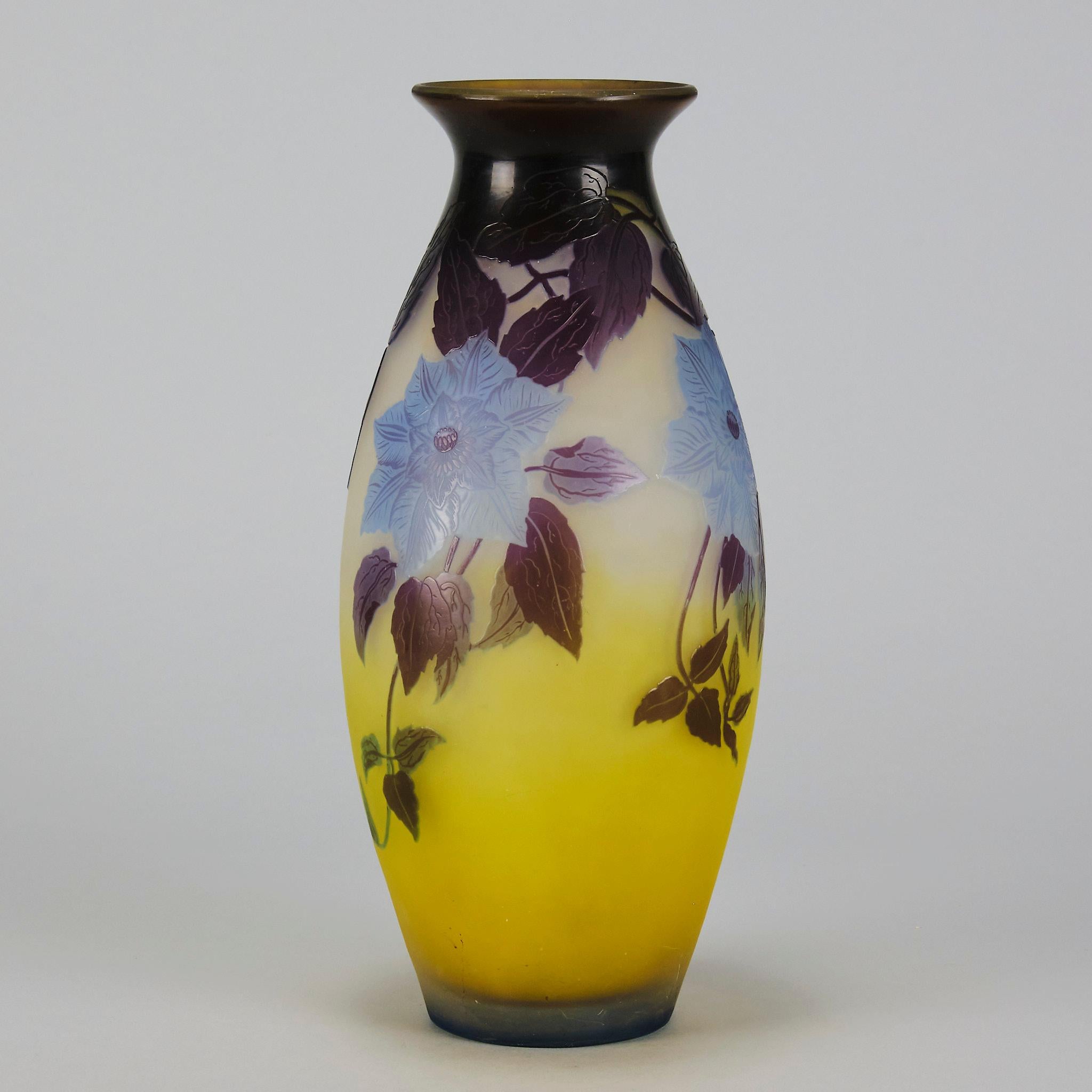 Vase en verre du début du 20e siècle intitulé 