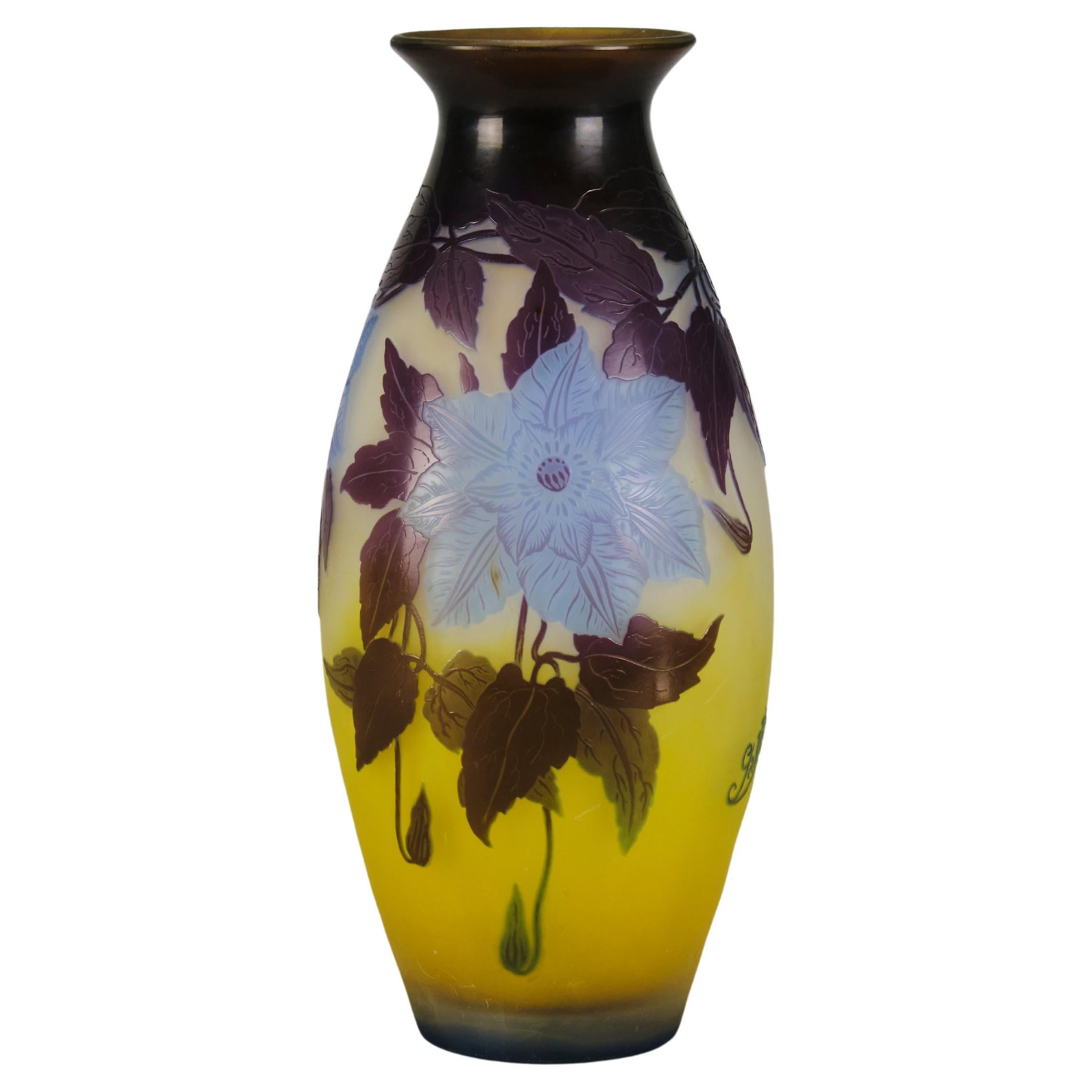 Vase en verre du début du 20e siècle intitulé "Vase à fleurs bleues" par Emile Gallé en vente