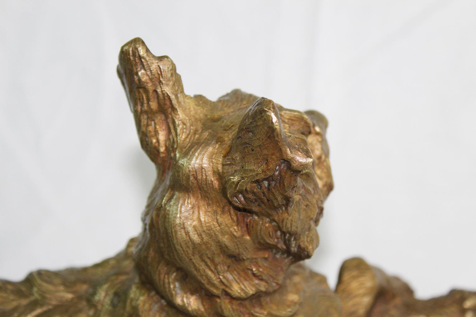 Marbre Dog en bronze patiné or signé par Thomas Cartier, début du XXe siècle