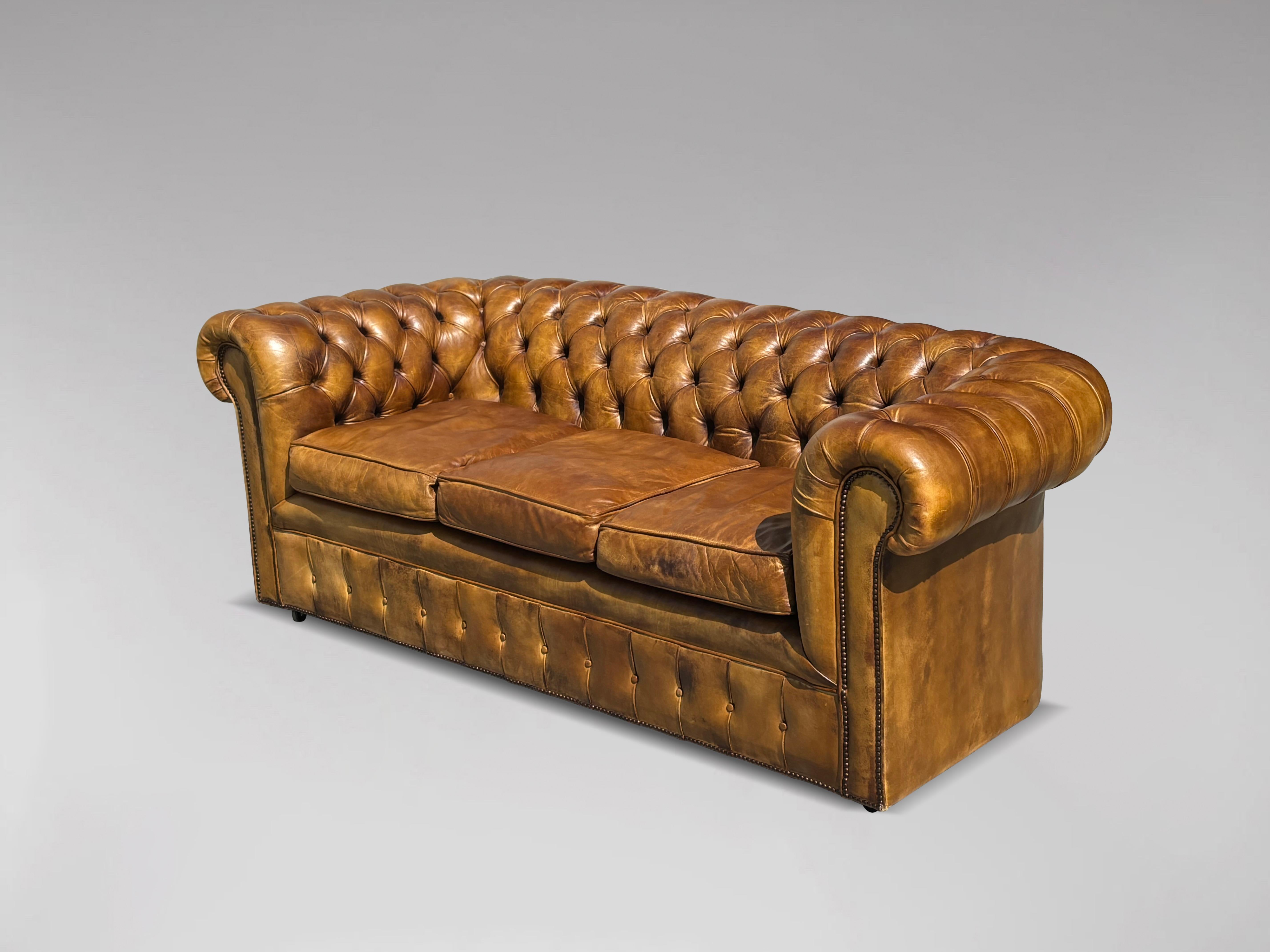 Canapé Chesterfield 3 places en cuir brun doré du début du 20e siècle 4