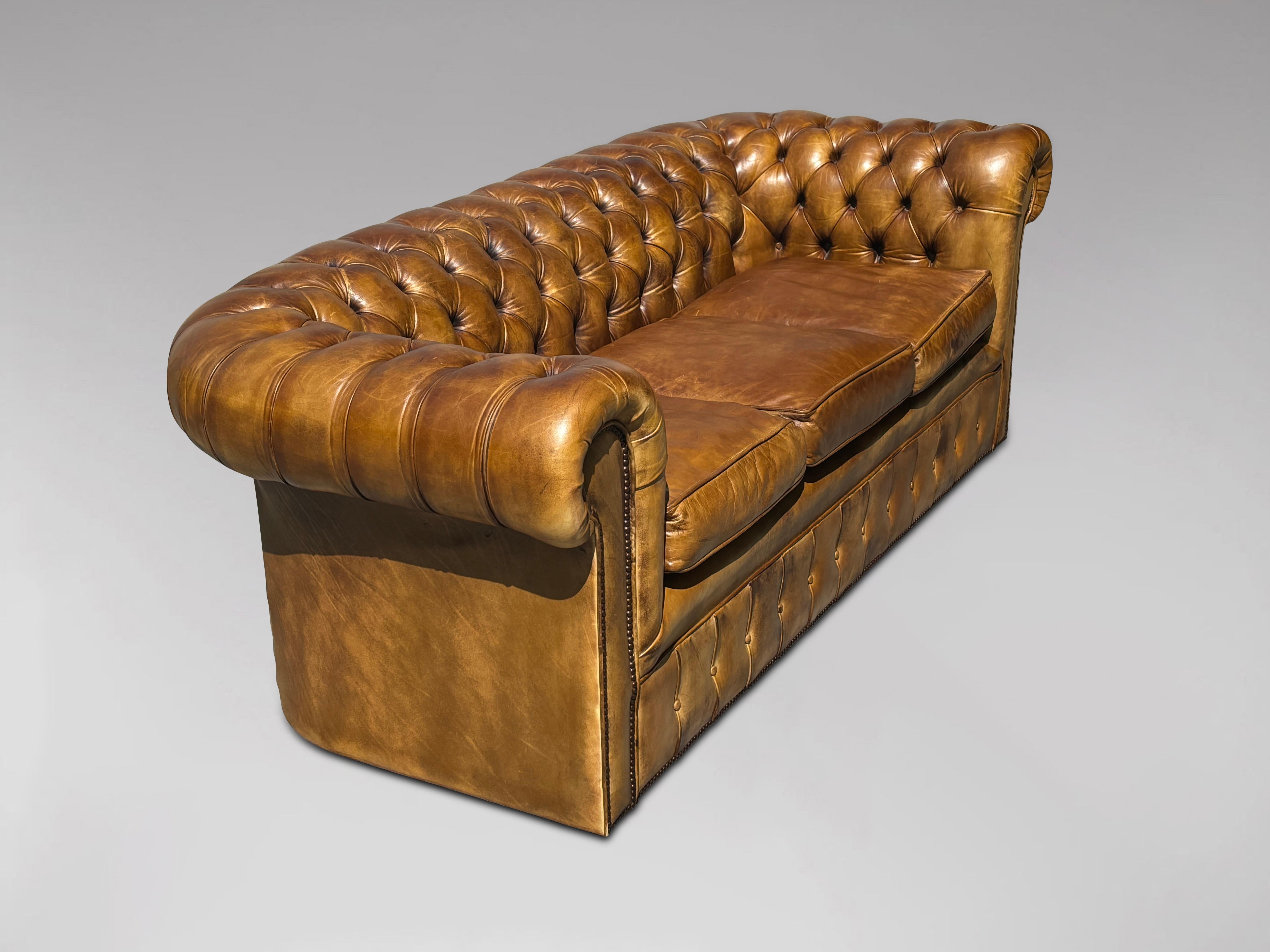 Canapé Chesterfield 3 places en cuir brun doré du début du 20e siècle 5