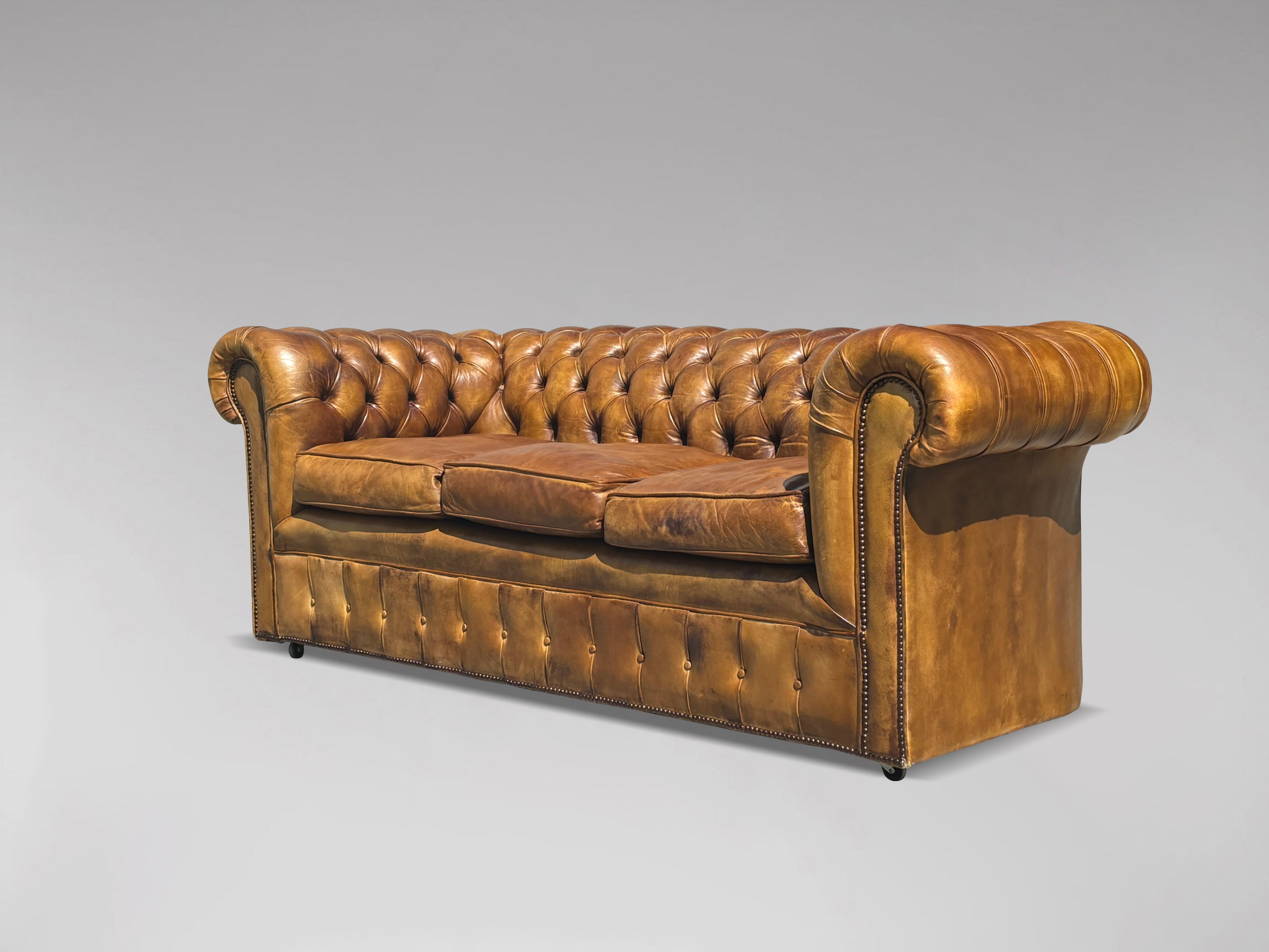 Canapé Chesterfield 3 places en cuir brun doré du début du 20e siècle 6
