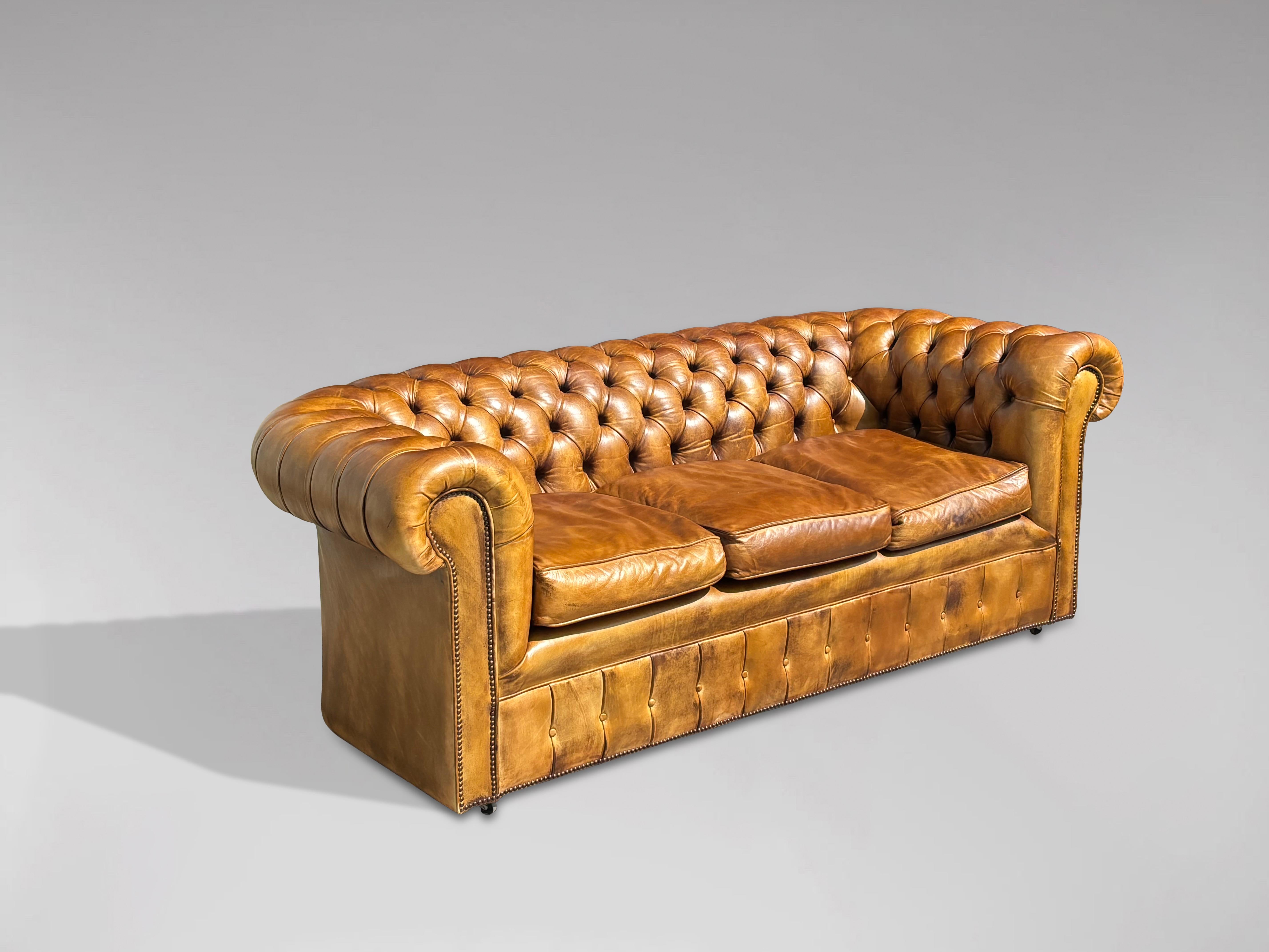 Britannique Canapé Chesterfield 3 places en cuir brun doré du début du 20e siècle