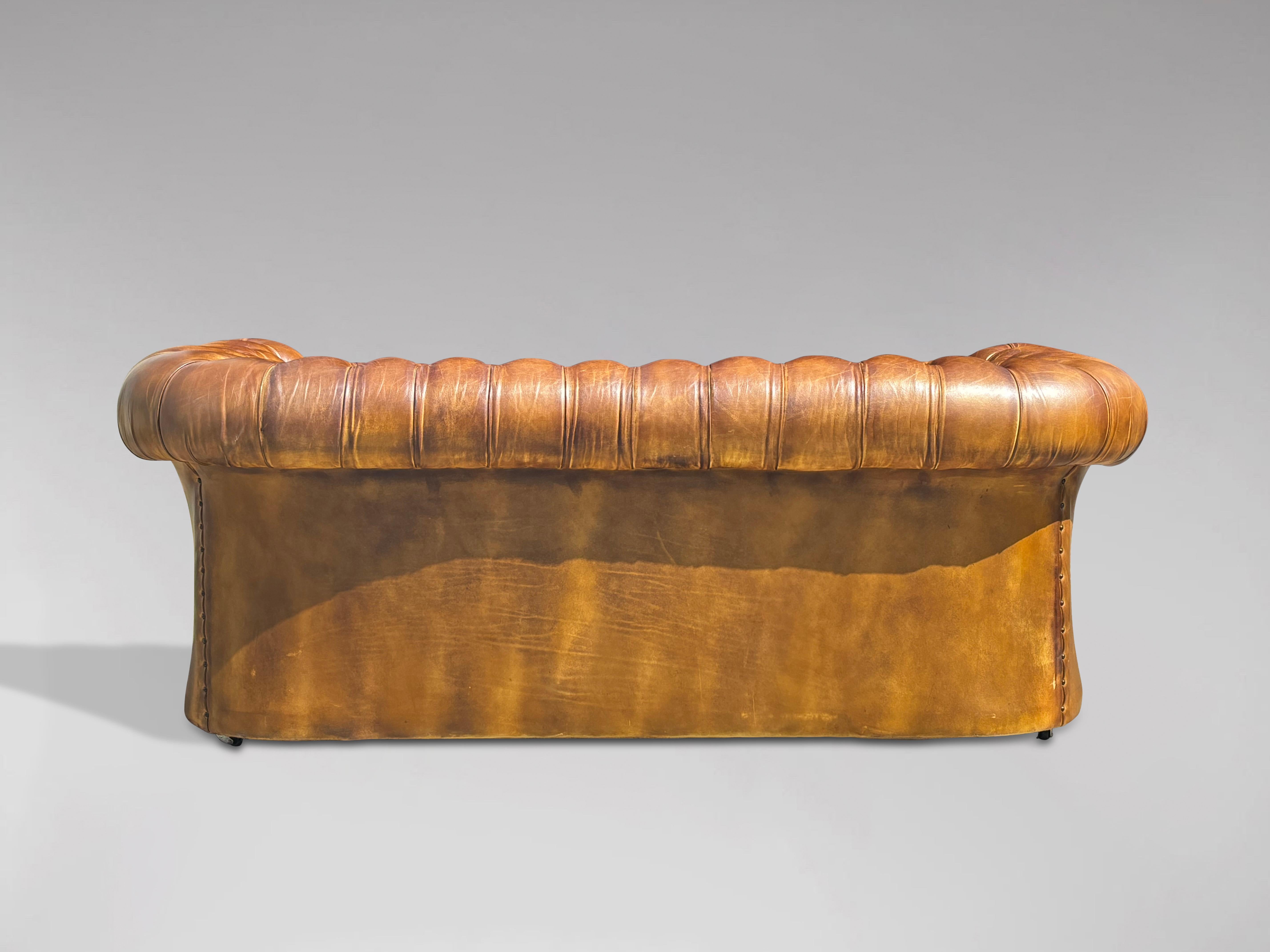 Canapé Chesterfield 3 places en cuir brun doré du début du 20e siècle Bon état à Petworth,West Sussex, GB