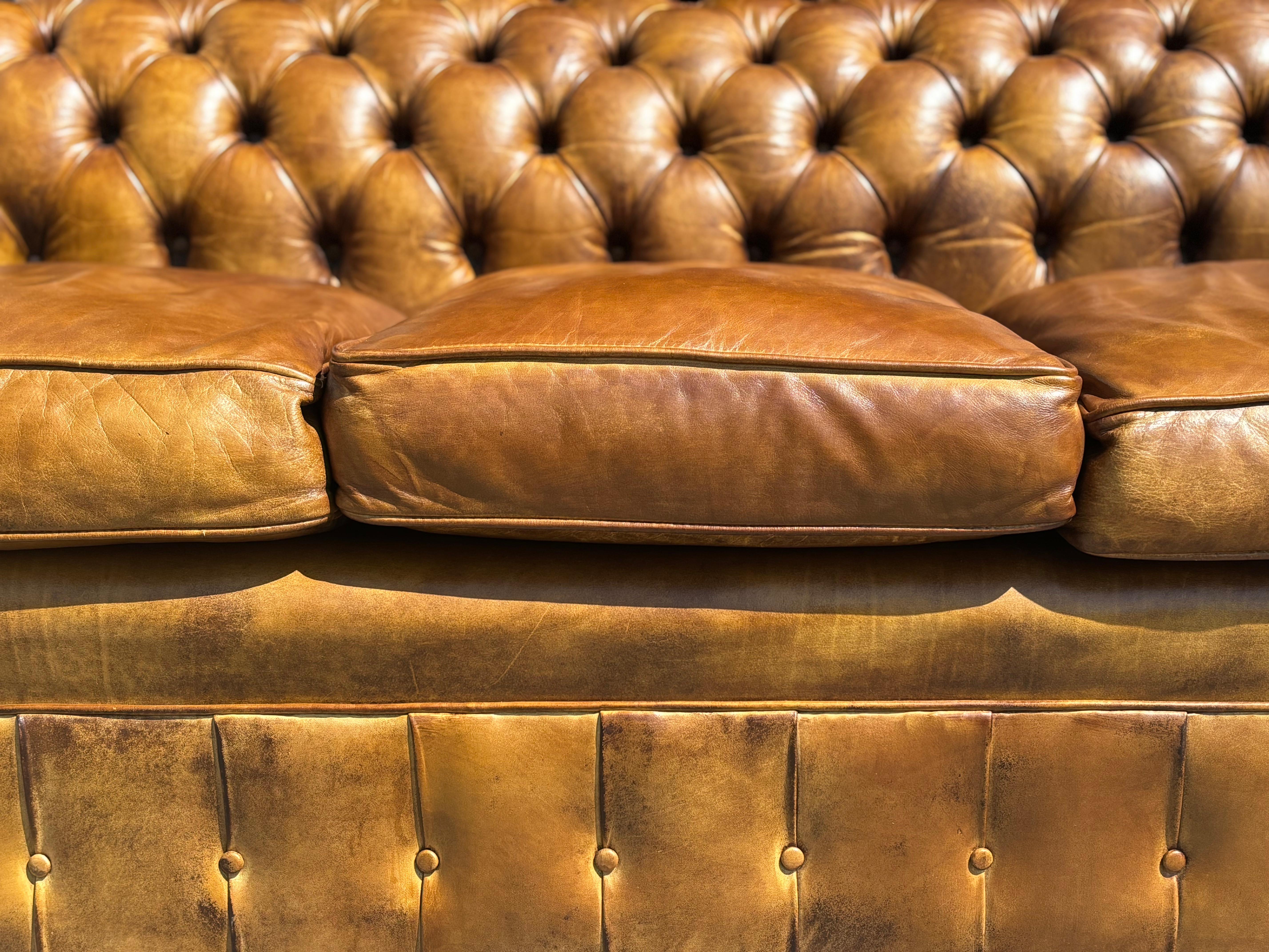 20ième siècle Canapé Chesterfield 3 places en cuir brun doré du début du 20e siècle
