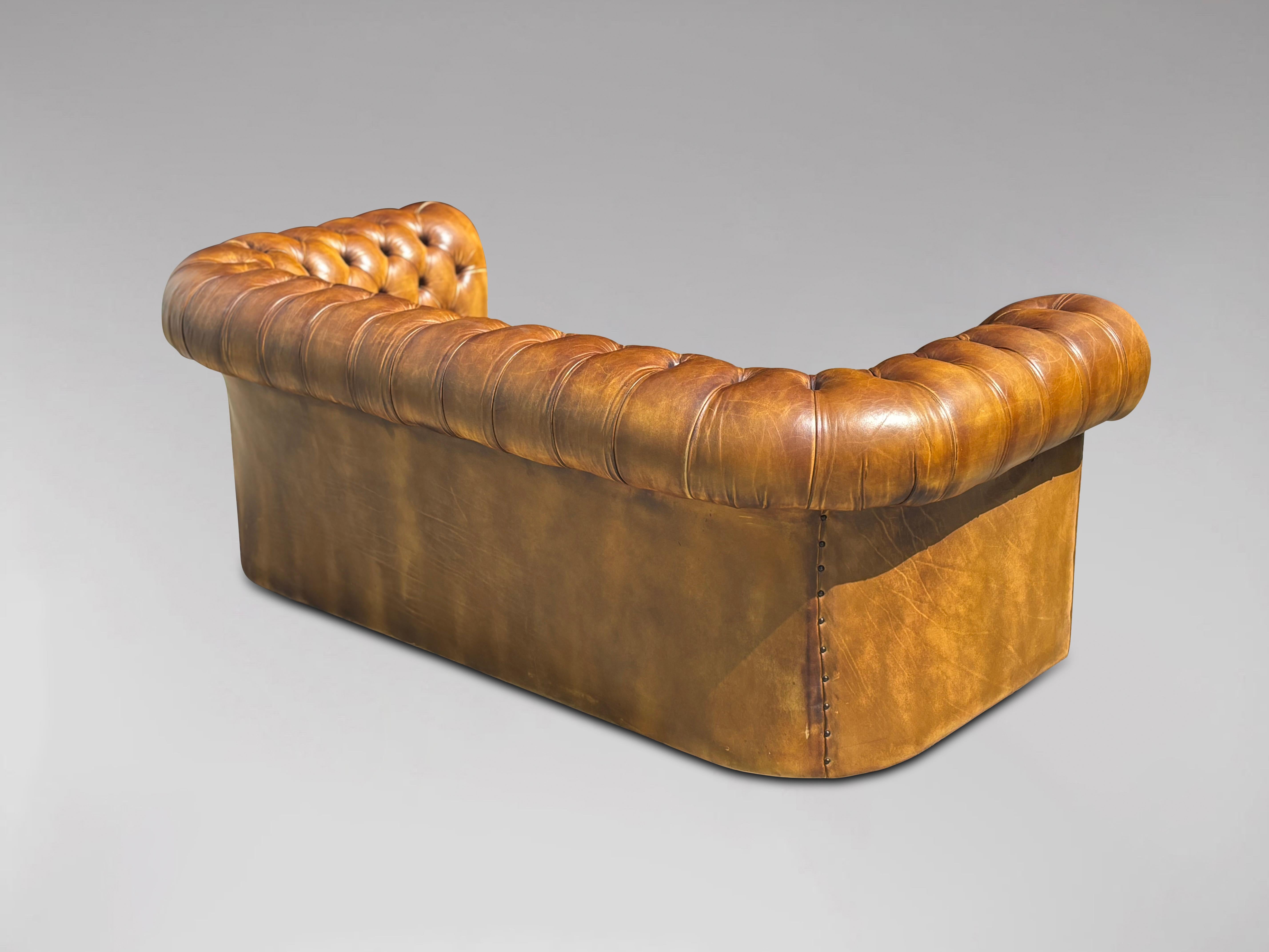 Canapé Chesterfield 3 places en cuir brun doré du début du 20e siècle 1