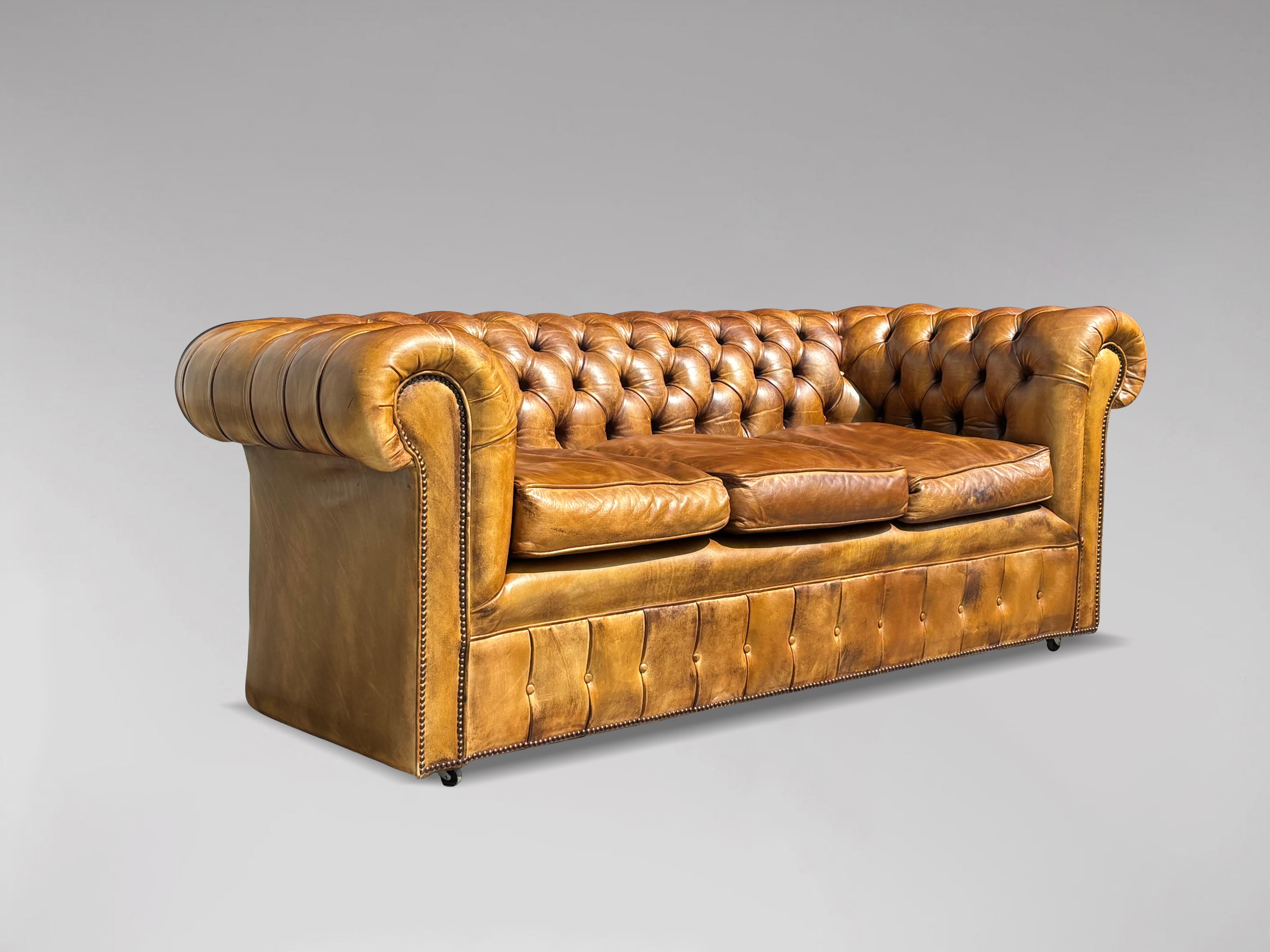 Canap�é Chesterfield 3 places en cuir brun doré du début du 20e siècle 2