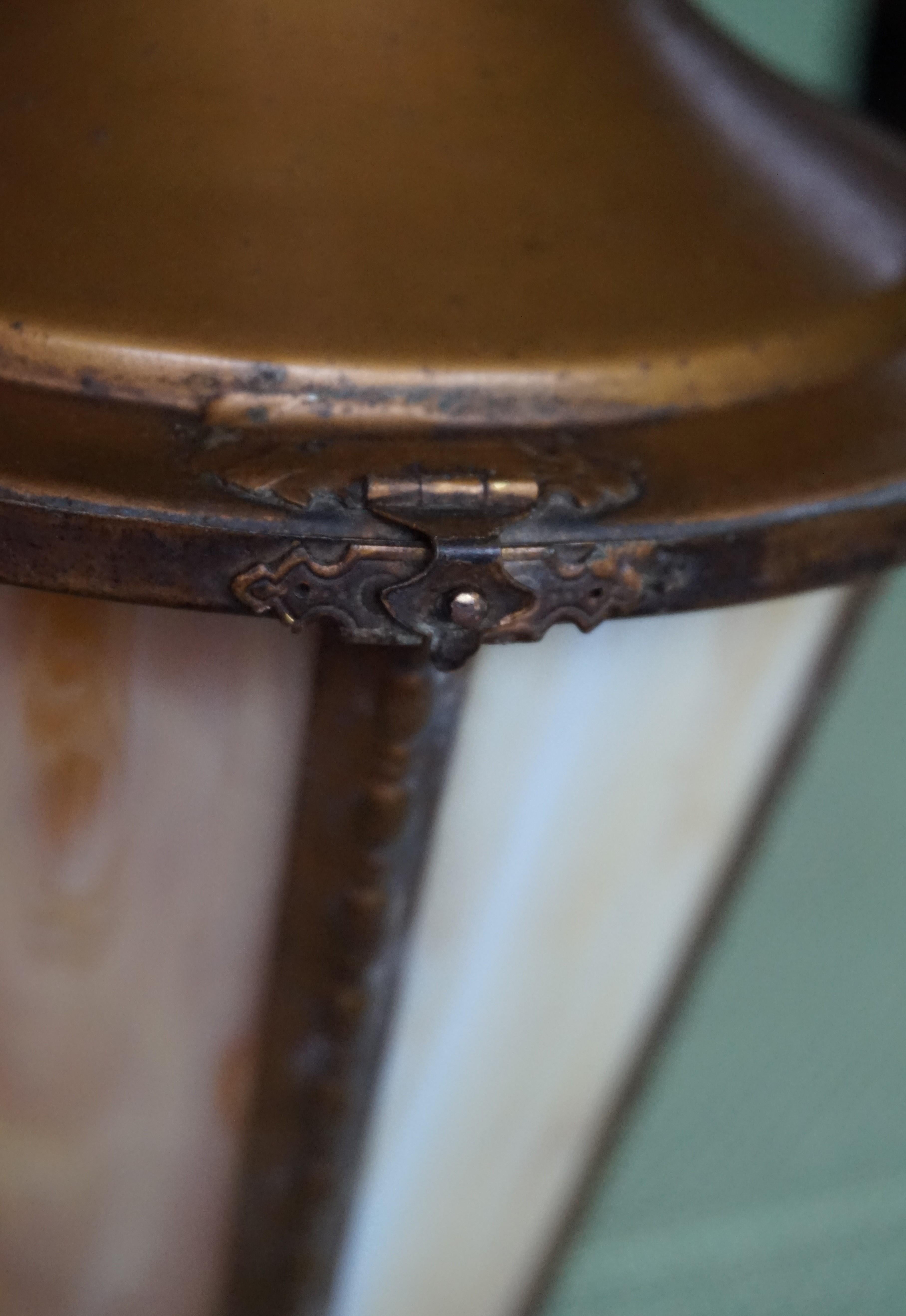 Frühe Kirchenanhängerleuchte aus goldbraunem Metall und Tiffany-Glas, frühe 1900er Jahre im Angebot 5